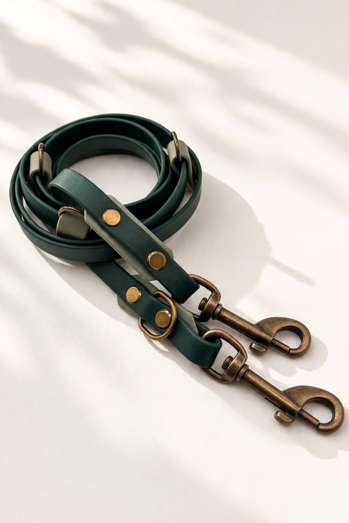 BioThane Hundehalsband und Hundeleine in Dunkelgrün und Foggy Grün. Handgefertigt und personalisierbar in Größe und Breite. Draufsicht der Leine 