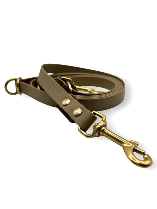 BioThane Leine in braun mit goldenen Details. Farben: Beige & Dunkelbraun. Ideal für den Herbst. Länge, Breite und Verstellmöglichkeiten frei wählbar.