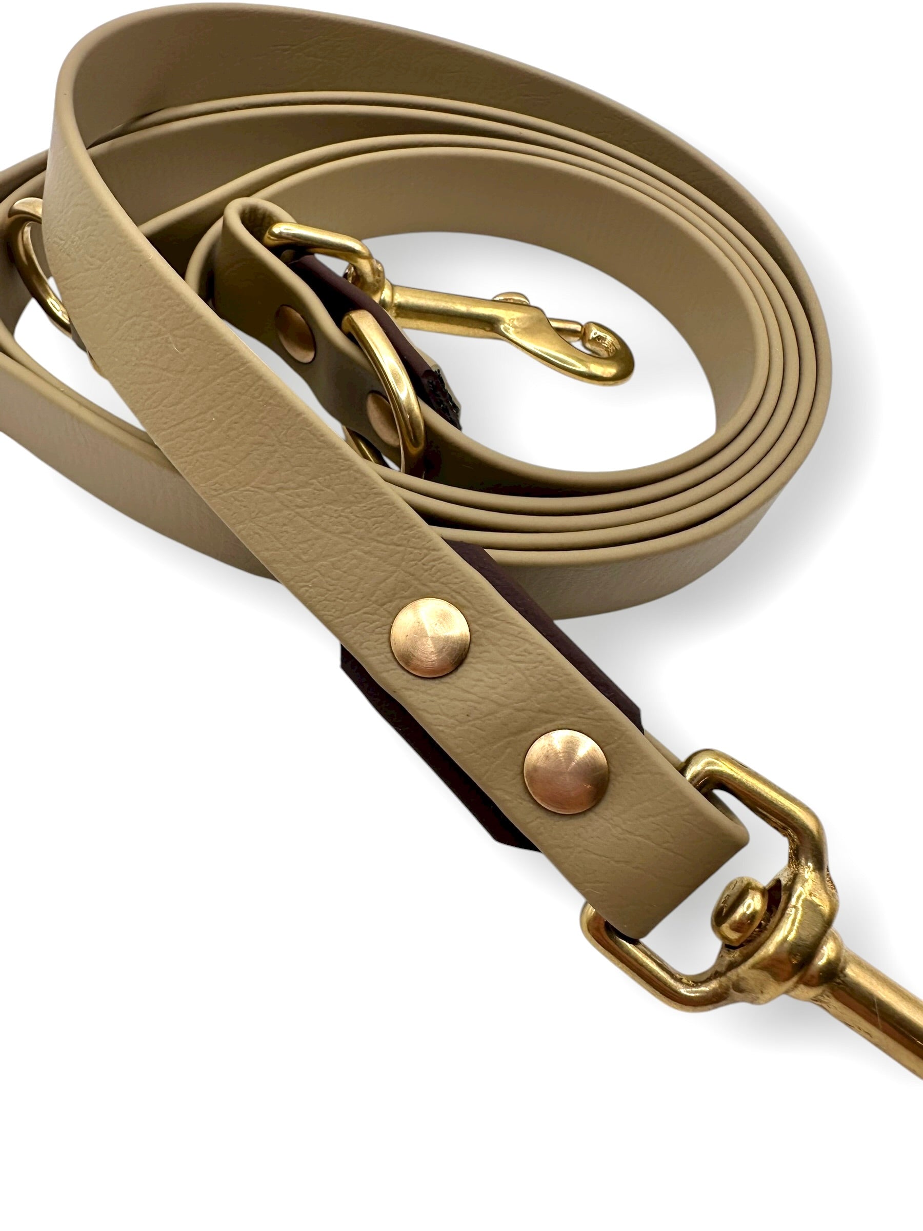 BioThane Leine in braun mit goldenen Details. Farben: Beige & Dunkelbraun. Ideal für den Herbst. Länge, Breite und Verstellmöglichkeiten frei wählbar.