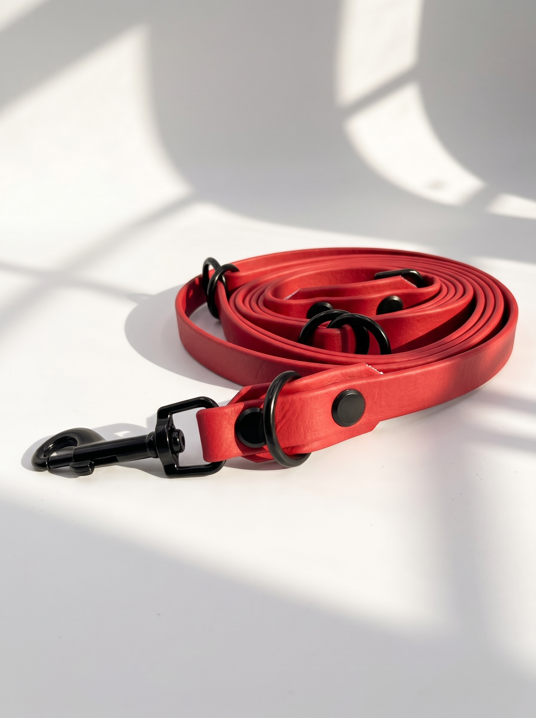 LINEA BioThane Halsband und Leine in Rot mit schwarzen Beschlägen. Handgefertigt und Personalisierbar. Ansicht Leine 
