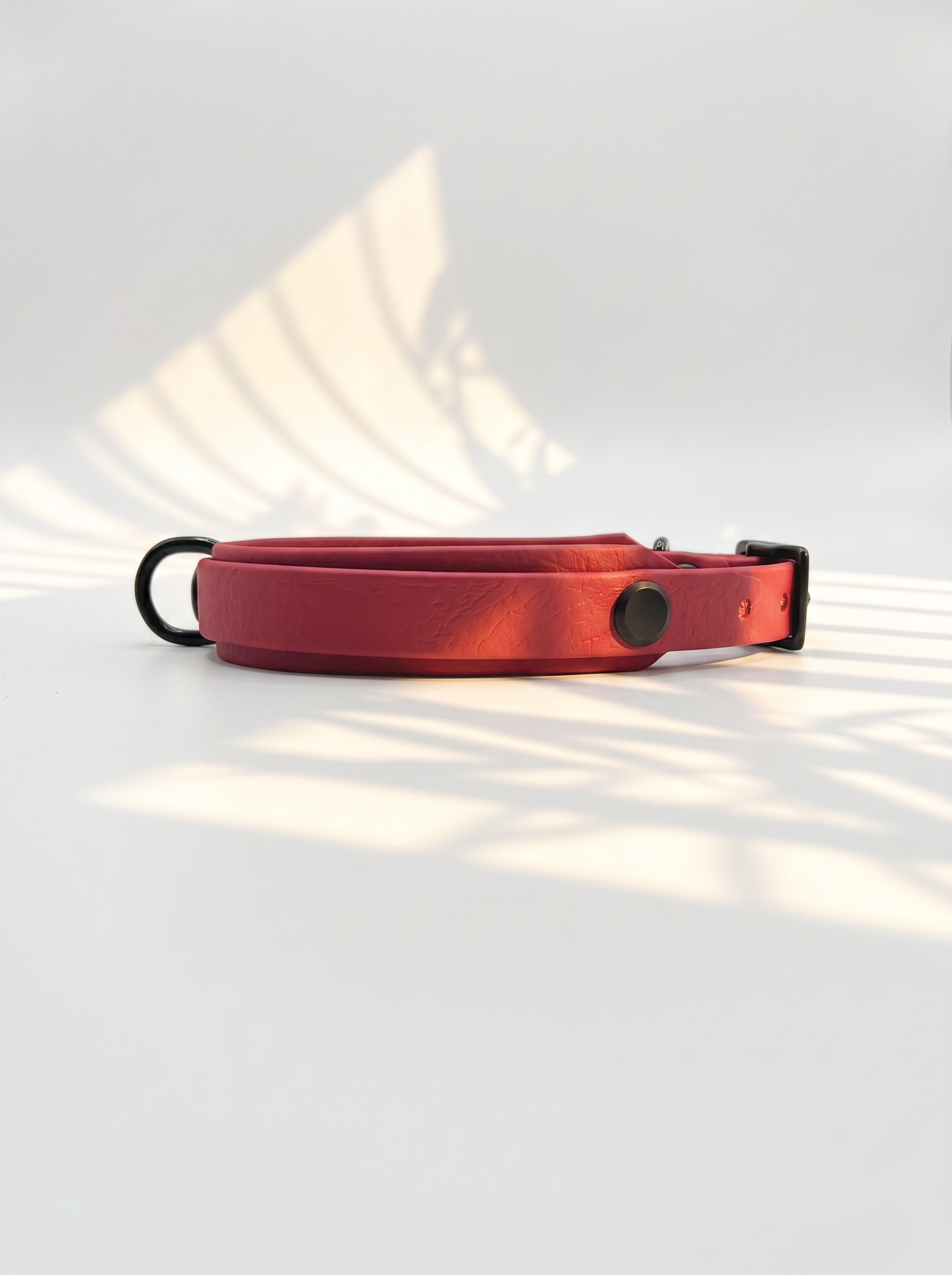 LINEA BioThane Halsband und Leine in Rot mit schwarzen Beschlägen. Handgefertigt und Personalisierbar. Ansicht Halsband Seite 