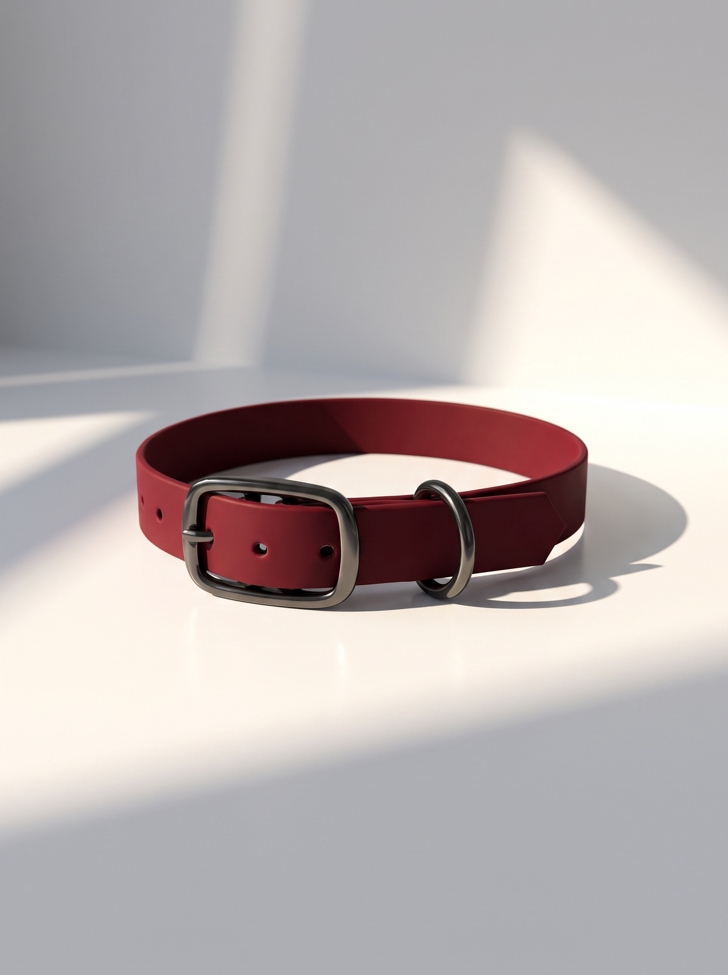 Hundehalsband aus BioThane in Crimson rot mit Beschlägen in schwarz. Verstellbares Halsband mit Doppelstegschnalle individuell anpassbar 