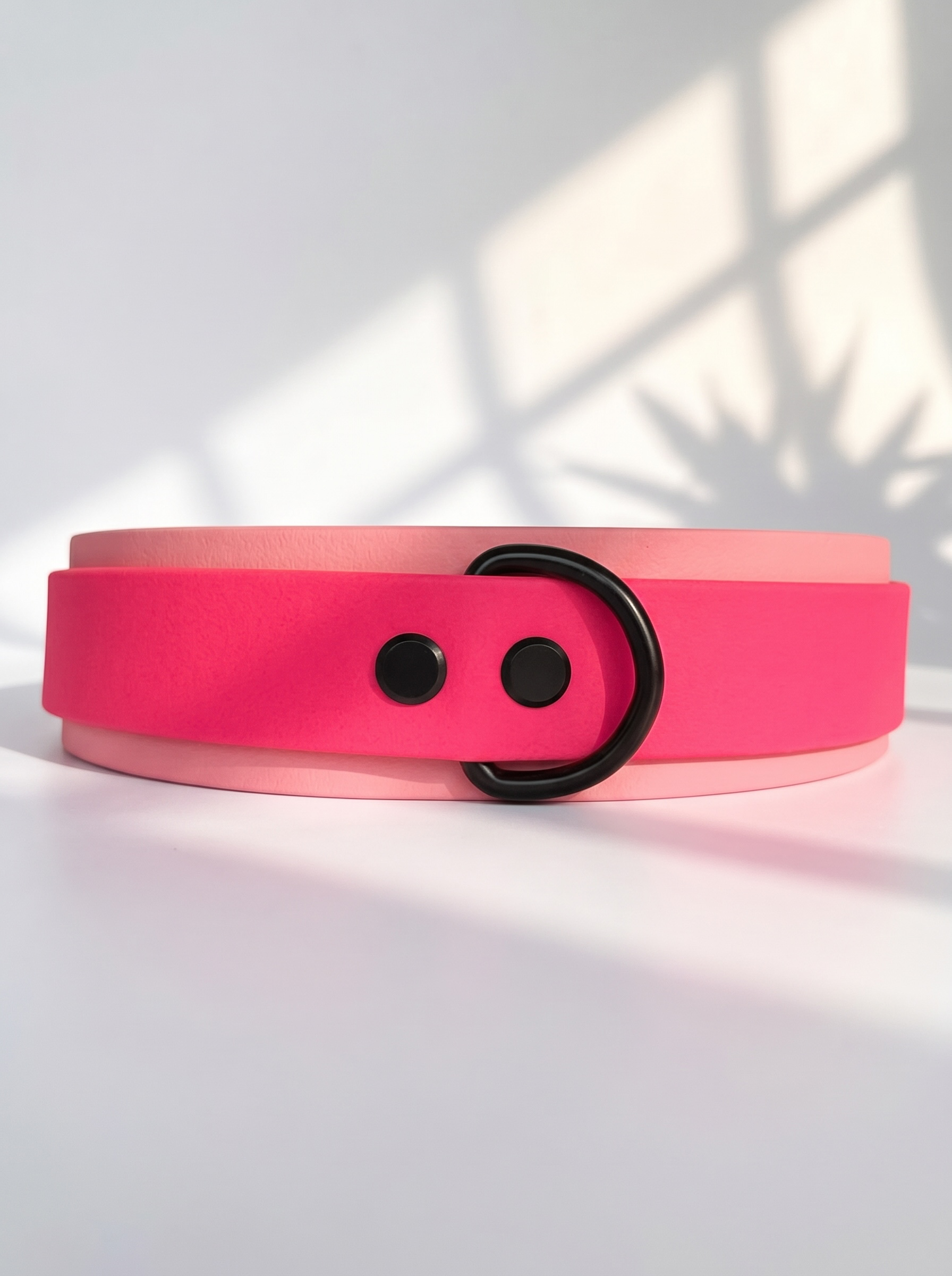 Hundehalsband und Hundeleine aus BioThane in rosa und pink. Handgemacht und Personalisierbar in Länge, Breite und Farbe. Geeignet für kleine, mittlere und große Hunde. Ansicht: Halsband hinten mit d-Ring 