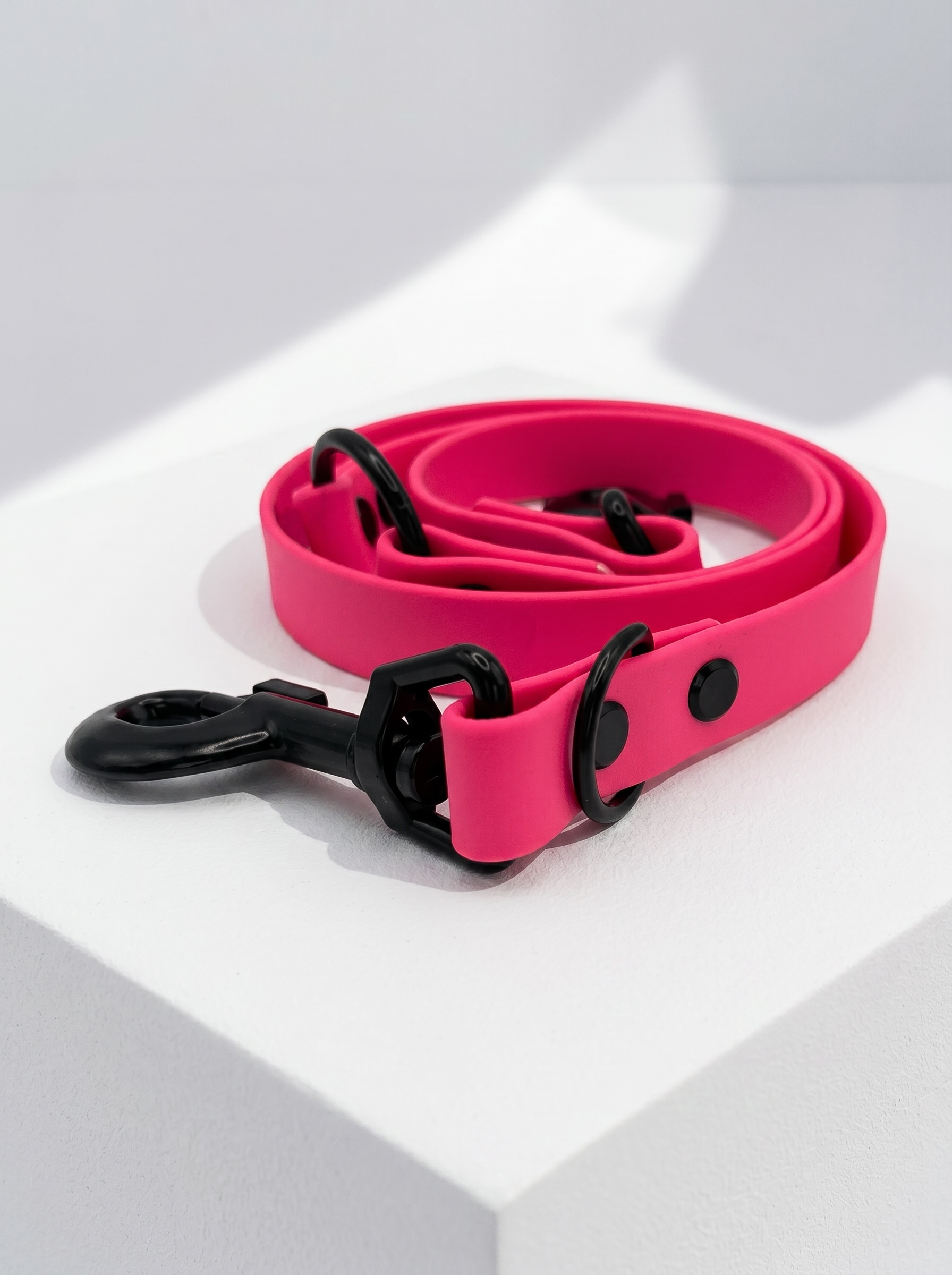 Hundehalsband und Hundeleine aus BioThane in rosa und pink. Handgemacht und Personalisierbar in Länge, Breite und Farbe. Geeignet für kleine, mittlere und große Hunde. Ansicht: Leine 