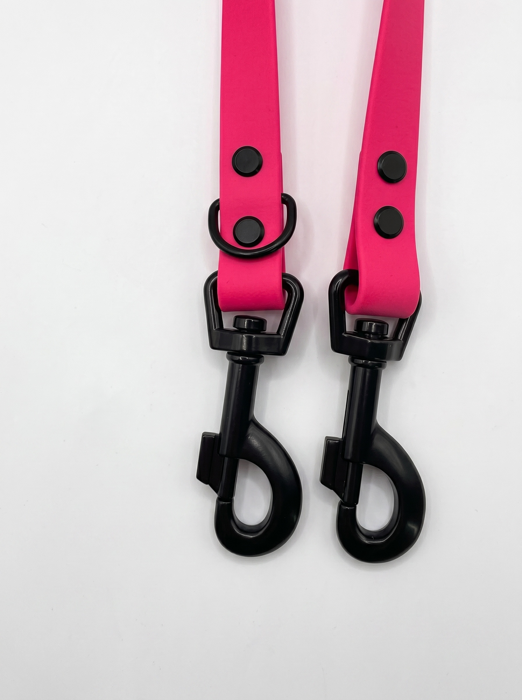 Hundehalsband und Hundeleine aus BioThane in rosa und pink. Handgemacht und Personalisierbar in Länge, Breite und Farbe. Geeignet für kleine, mittlere und große Hunde. Ansicht: Details Karabiner 