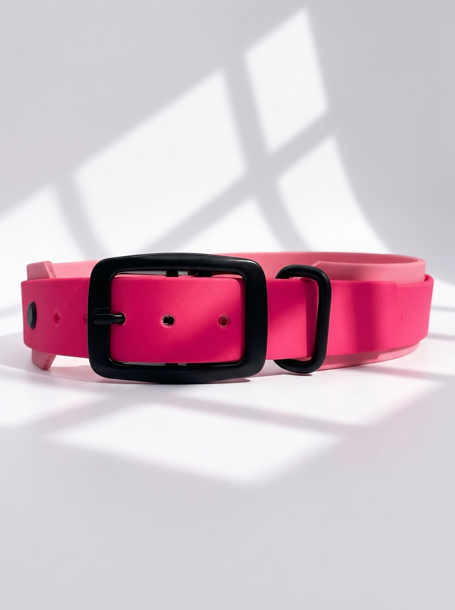 Hundehalsband und Hundeleine aus BioThane in rosa und pink. Handgemacht und Personalisierbar in Länge, Breite und Farbe. Geeignet für kleine, mittlere und große Hunde. Ansicht: Halsband verstellbare schnalle in schwarz