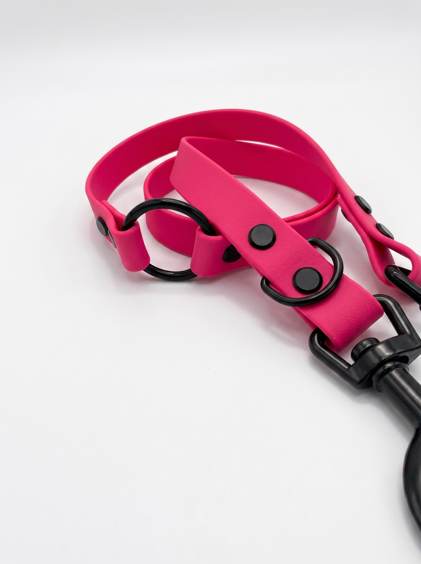 Hundehalsband und Hundeleine aus BioThane in rosa und pink. Handgemacht und Personalisierbar in Länge, Breite und Farbe. Geeignet für kleine, mittlere und große Hunde. Ansicht: Leine Details zum verstellen 