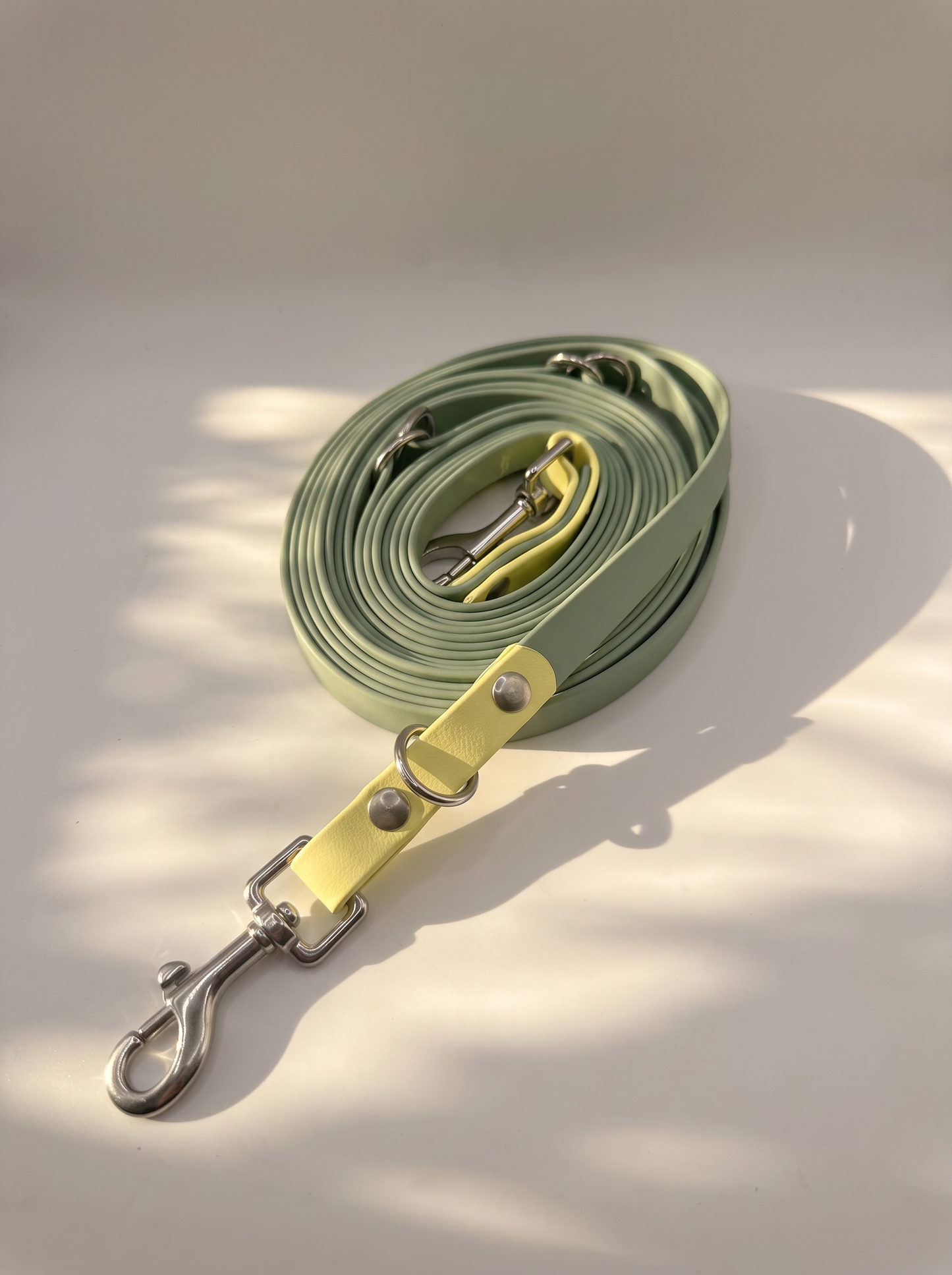 Hundeleine aus BioThane in grün und gelb. Handgefertigt und individuell anpassbar. Mit personalisierten Beschlägen. Bolzenkarabiner Edelstahl 