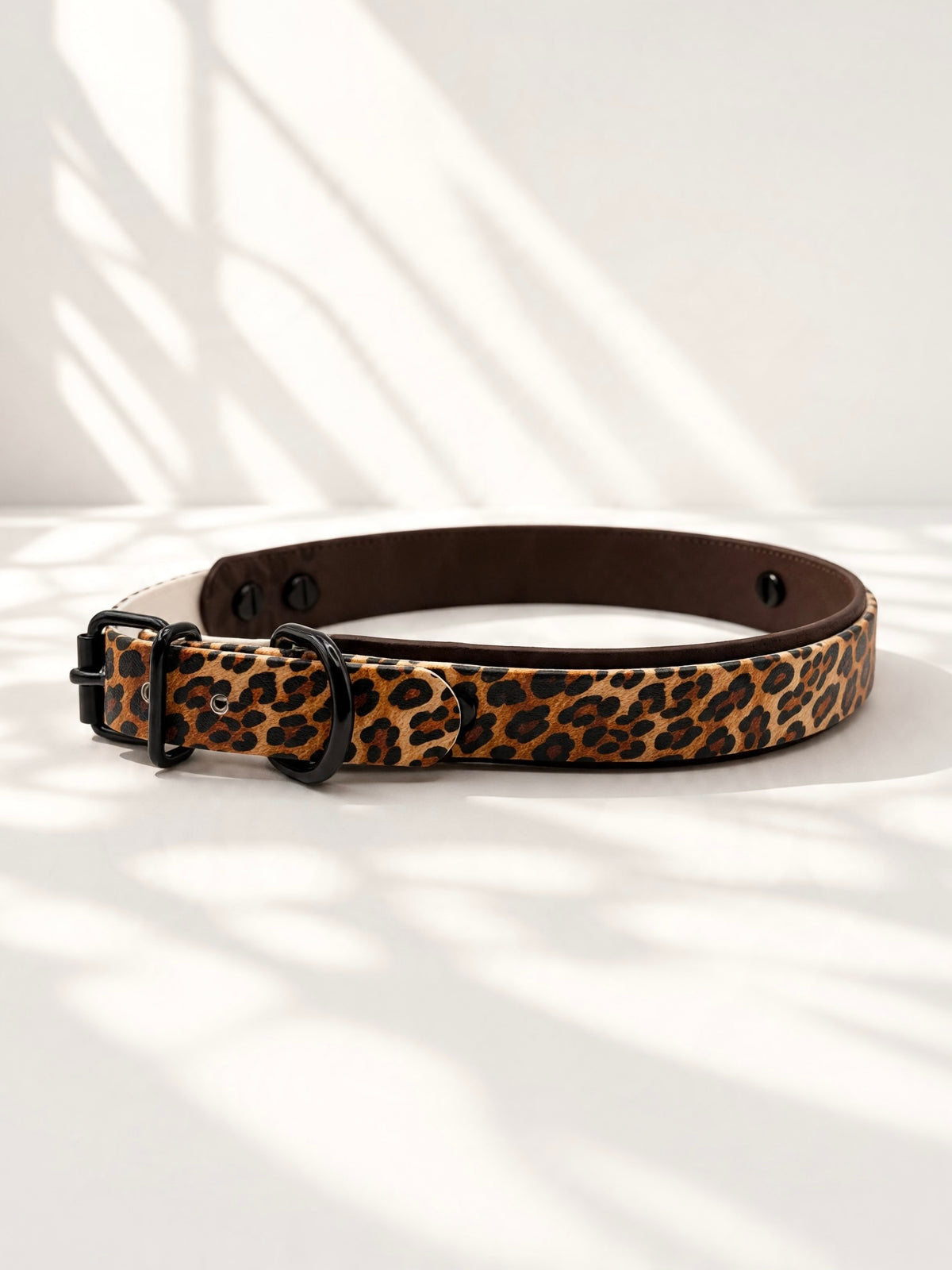 Hundehalsband aus BioThane mit Leomuster. Dunkelbraun und Leo details aus kunstleder mit schwarzen Beschlägen. Handgefertigt und individuell anpassbar in breite und Länge. Personalisierbares halsband von der Seite 