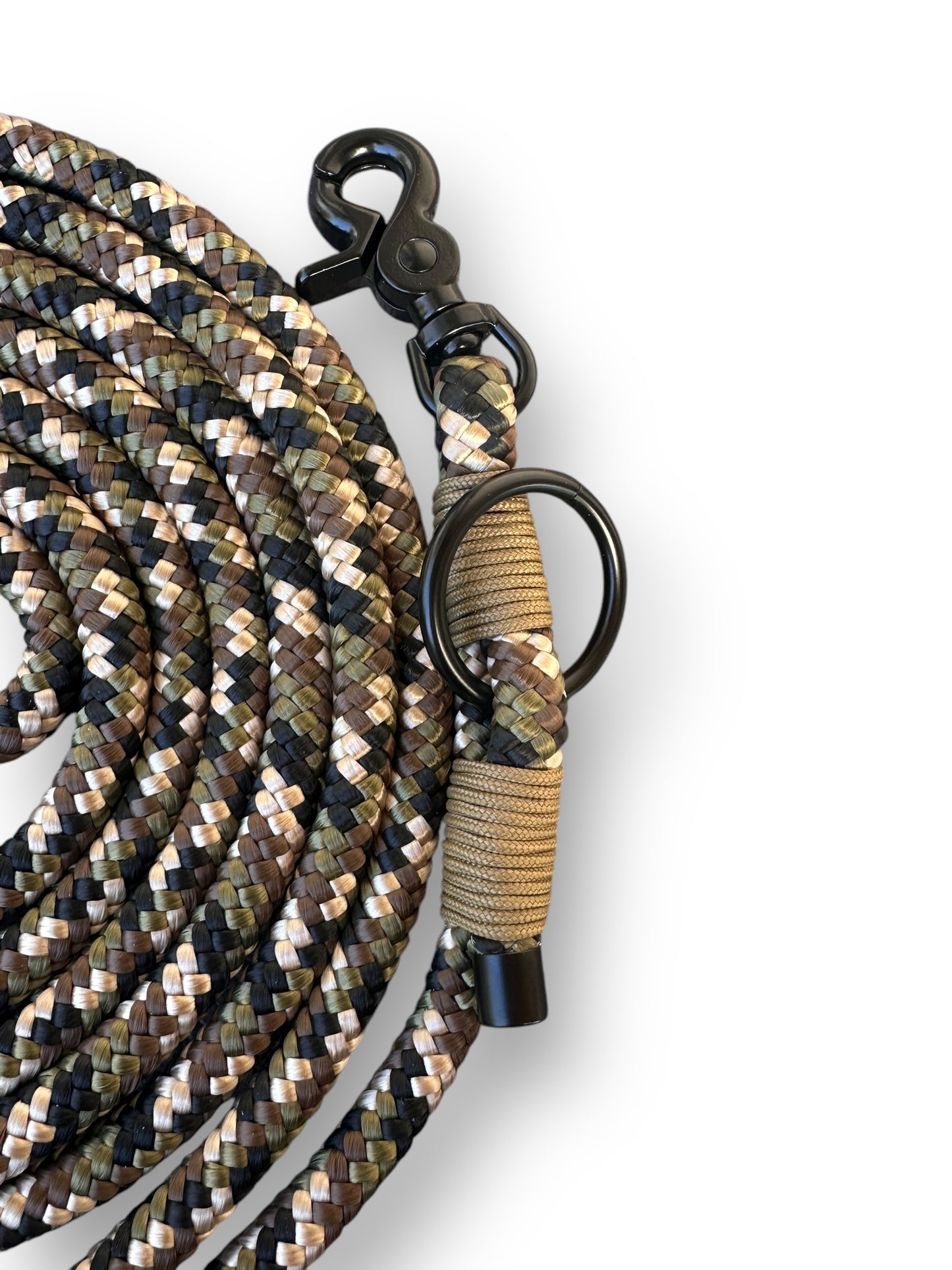 Hundeleine aus Tau aus Camouflage Seil und Coyote Braun Umwickelung. In deiner Wunschlänge personalisierbar - Detailansicht vom Karabiner und Ring