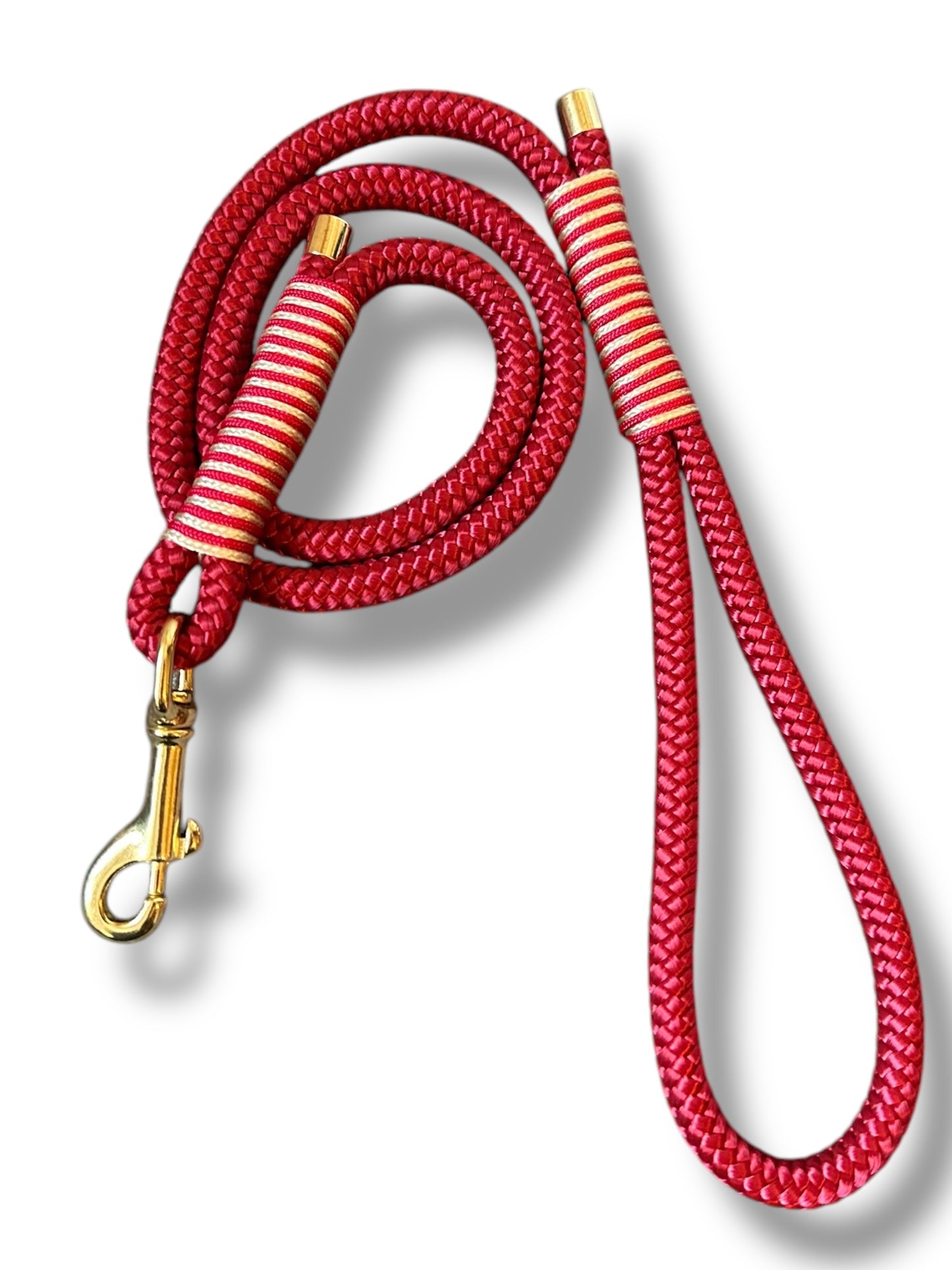 Tau-Leine 10mm, mit fester Handschlaufe, bestehend aus "Himbeere Rot" Seil, "Rot Velvet & Shiny Gold" Umwickelung