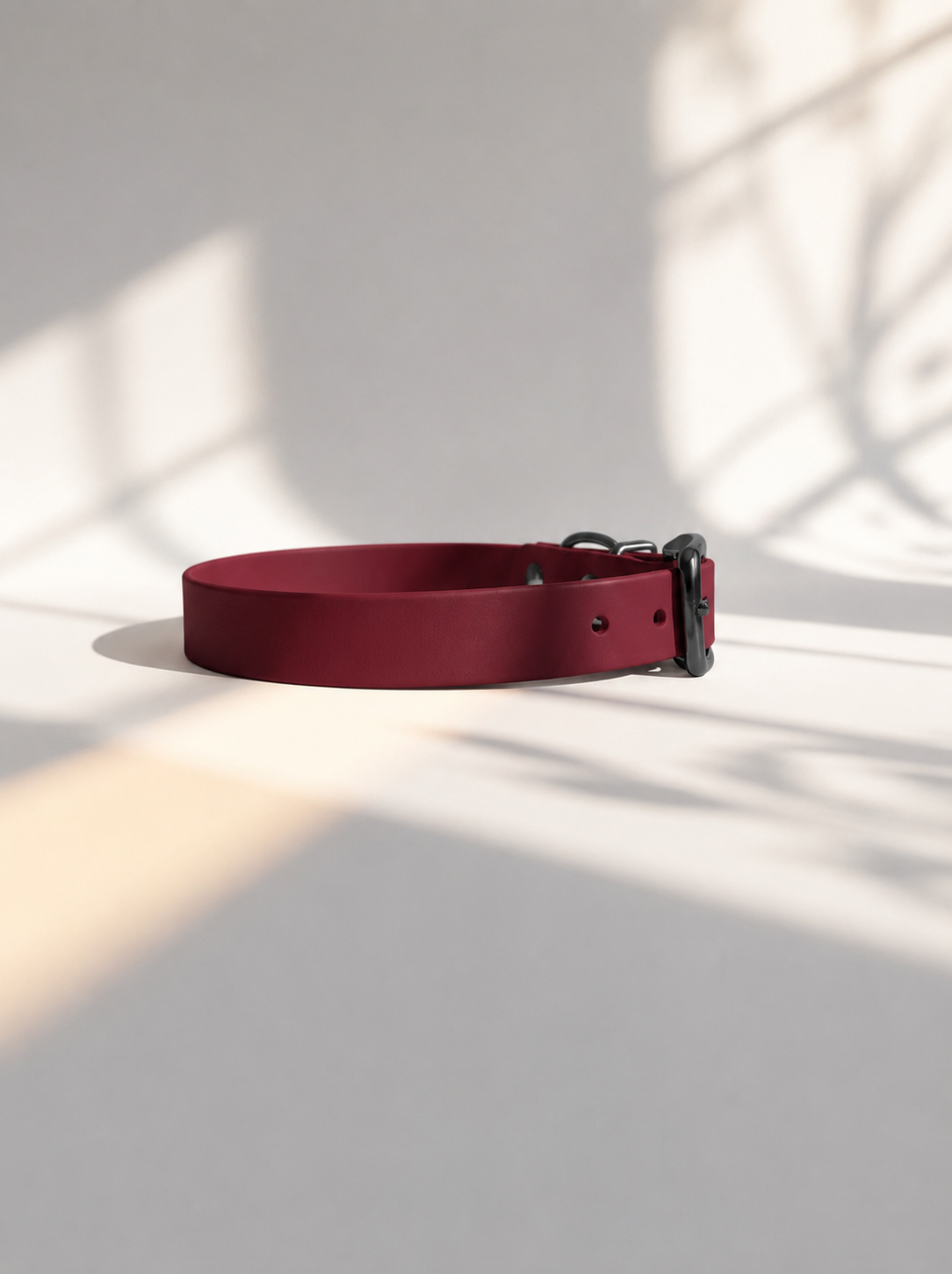 Biothane Halsband in Crimson rot mit schwarzen Beschlägen. Verstellbares Hundehalsband individuell anpassbar und handgefertigt 