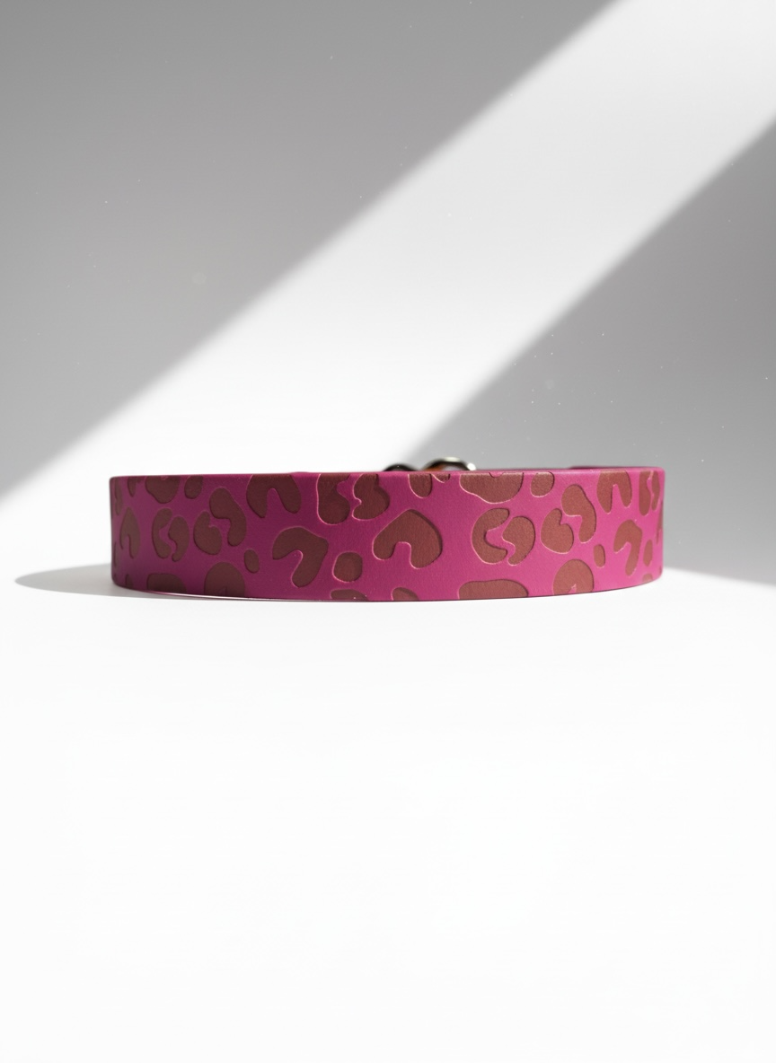 BioThane mit Leo Gravur in magenta 