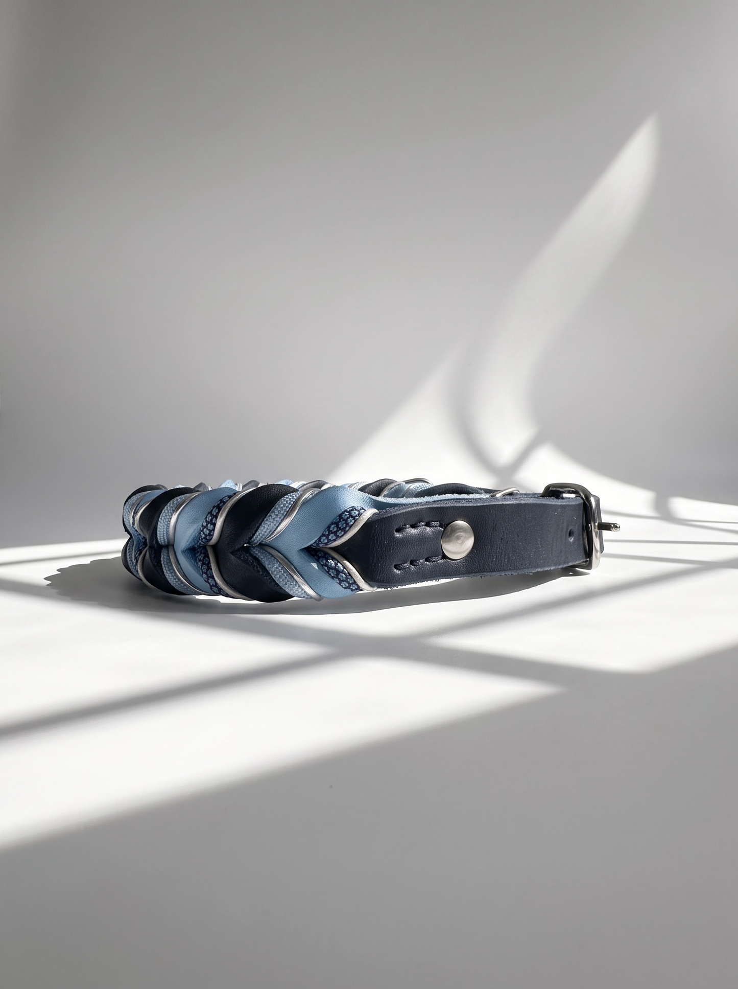 Lederhalsband geflochten in dunkelblau und hellblau. Mit silbernen Details versehen. Anpassbar und personalisierbar für jeden Hund. Verstellbares Lederhalsband. Ansicht Seite 
