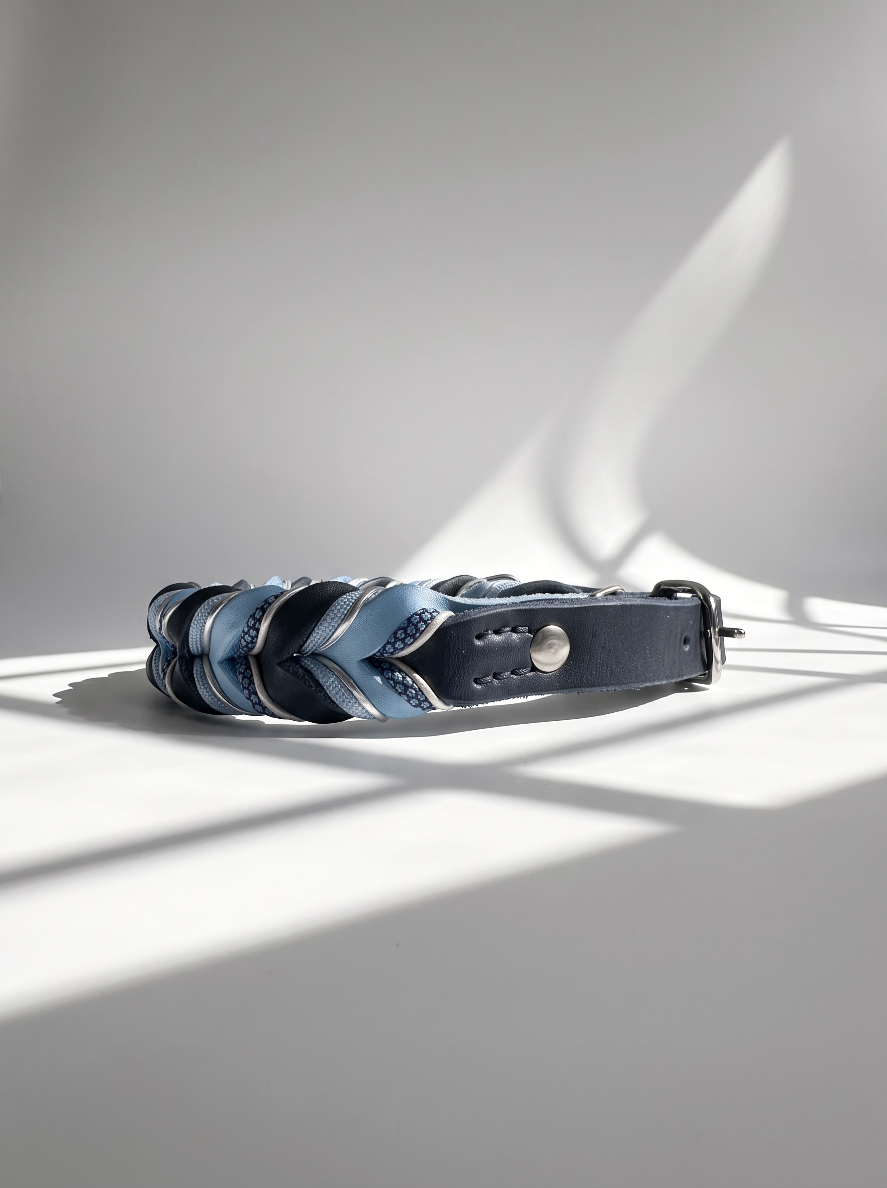 Lederhalsband geflochten in dunkelblau und hellblau. Mit silbernen Details versehen. Anpassbar und personalisierbar für jeden Hund. Verstellbares Lederhalsband. Ansicht Seite 