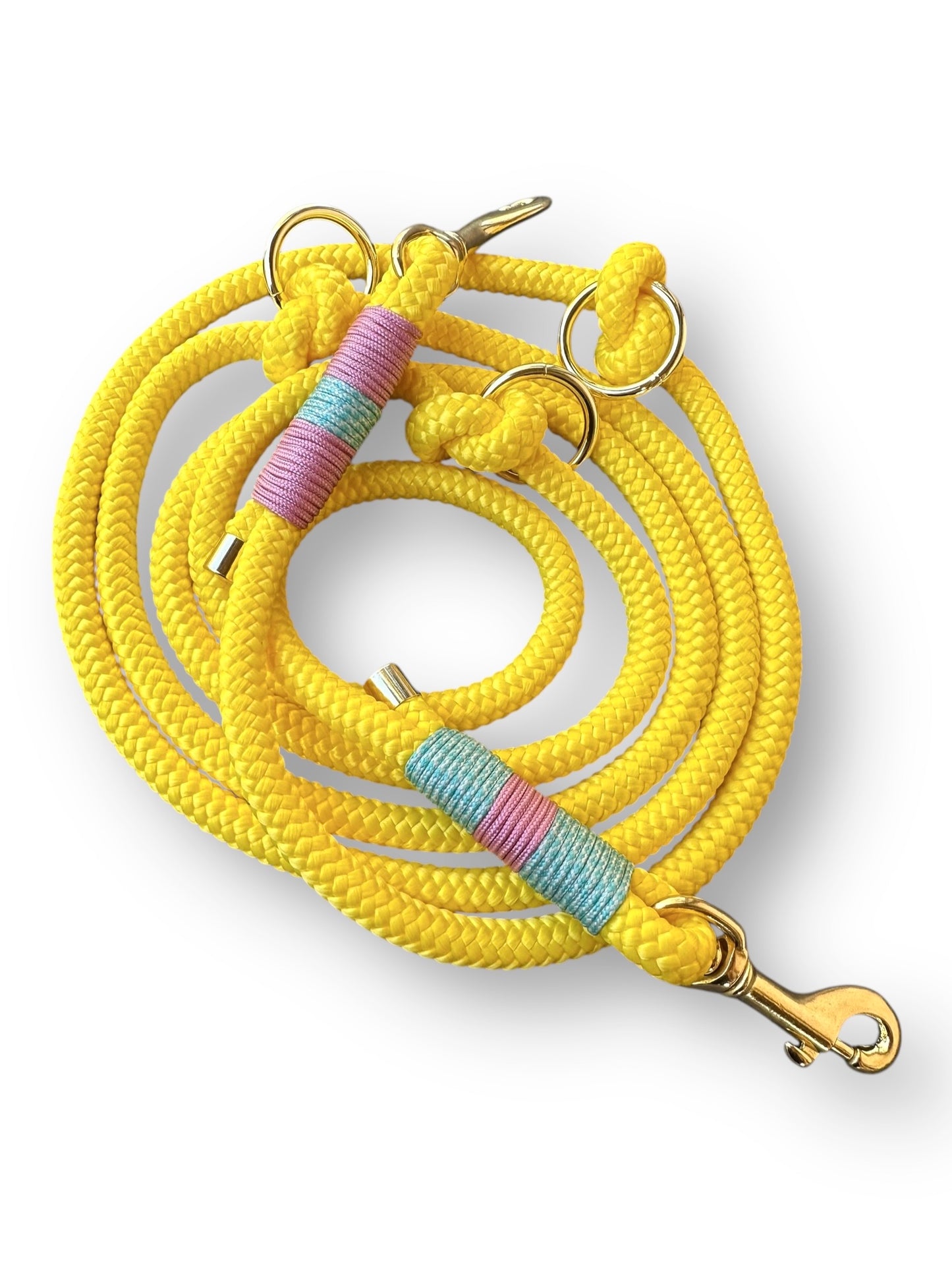 Handgefertigte Tauleine in canary gelb mit rosa und blau Umwickelung mit goldfarbenen Karabiner in der Draufsicht