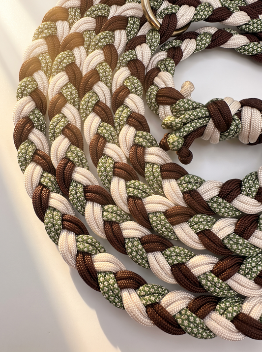 Hundeleine aus Paracord Typ 3 geflochten. Bestehend aus Walnut Braun, Moss Diamond und Cream Seil - Herbst Kollektion mit golden Beschlägen - personalisierbar. Details flechtung 