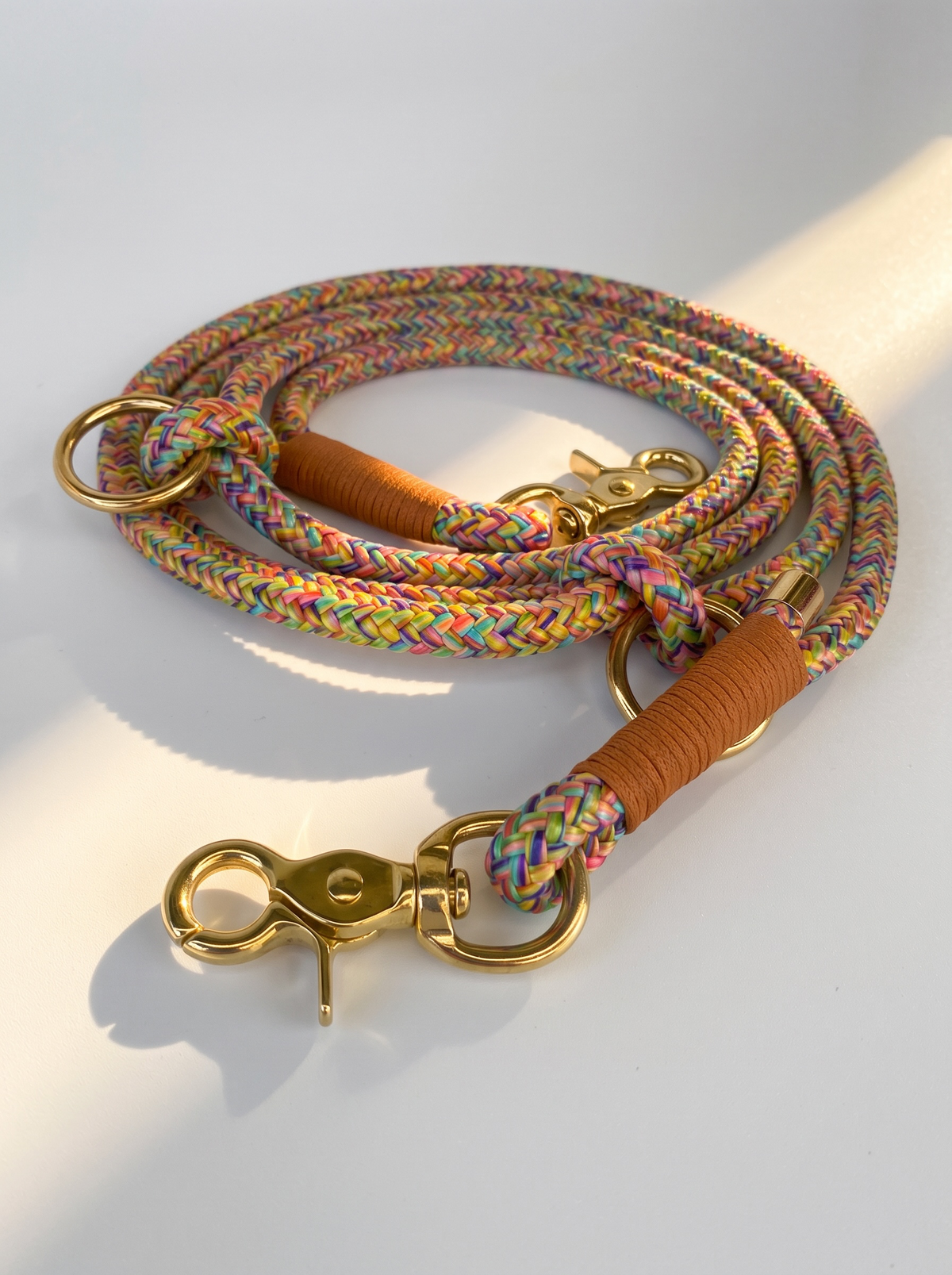 Hundeleine aus Tau in herblsichen Farben: gelb, orange und bunten details. Handgefertigt und in verschiedenen Breiten erhältlich. Titelbild 