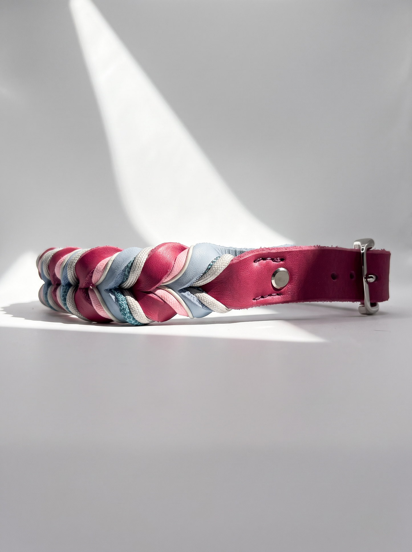 Hundehalsband geflochten aus Leder in den Farben Beere und eisblau. Mit türkisnen und silbernen Details. Personalisierbar und anpassbar. Ansicht Seite Silber 