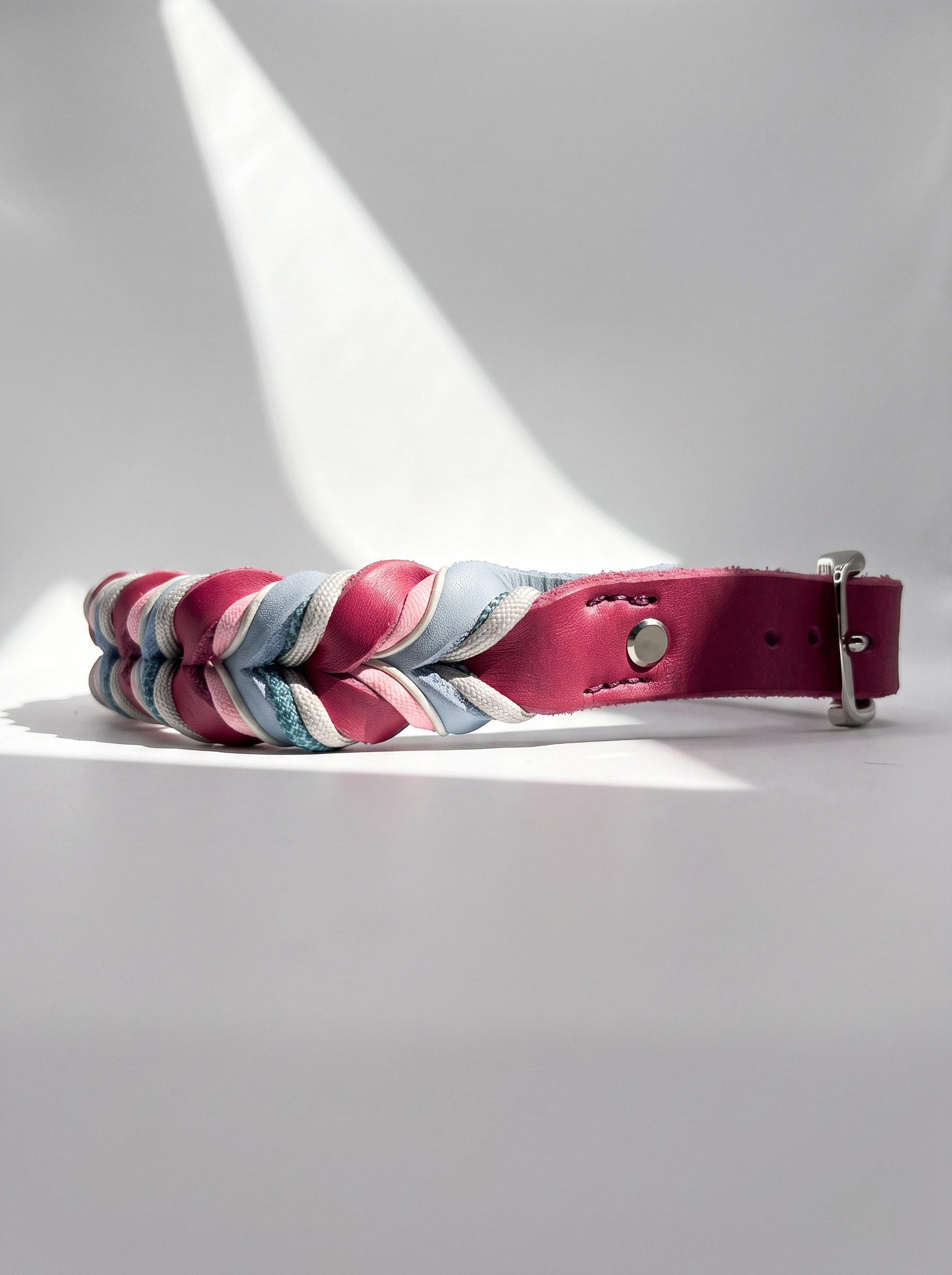 Hundehalsband geflochten aus Leder in den Farben Beere und eisblau. Mit türkisnen und silbernen Details. Personalisierbar und anpassbar. Ansicht Seite Silber 