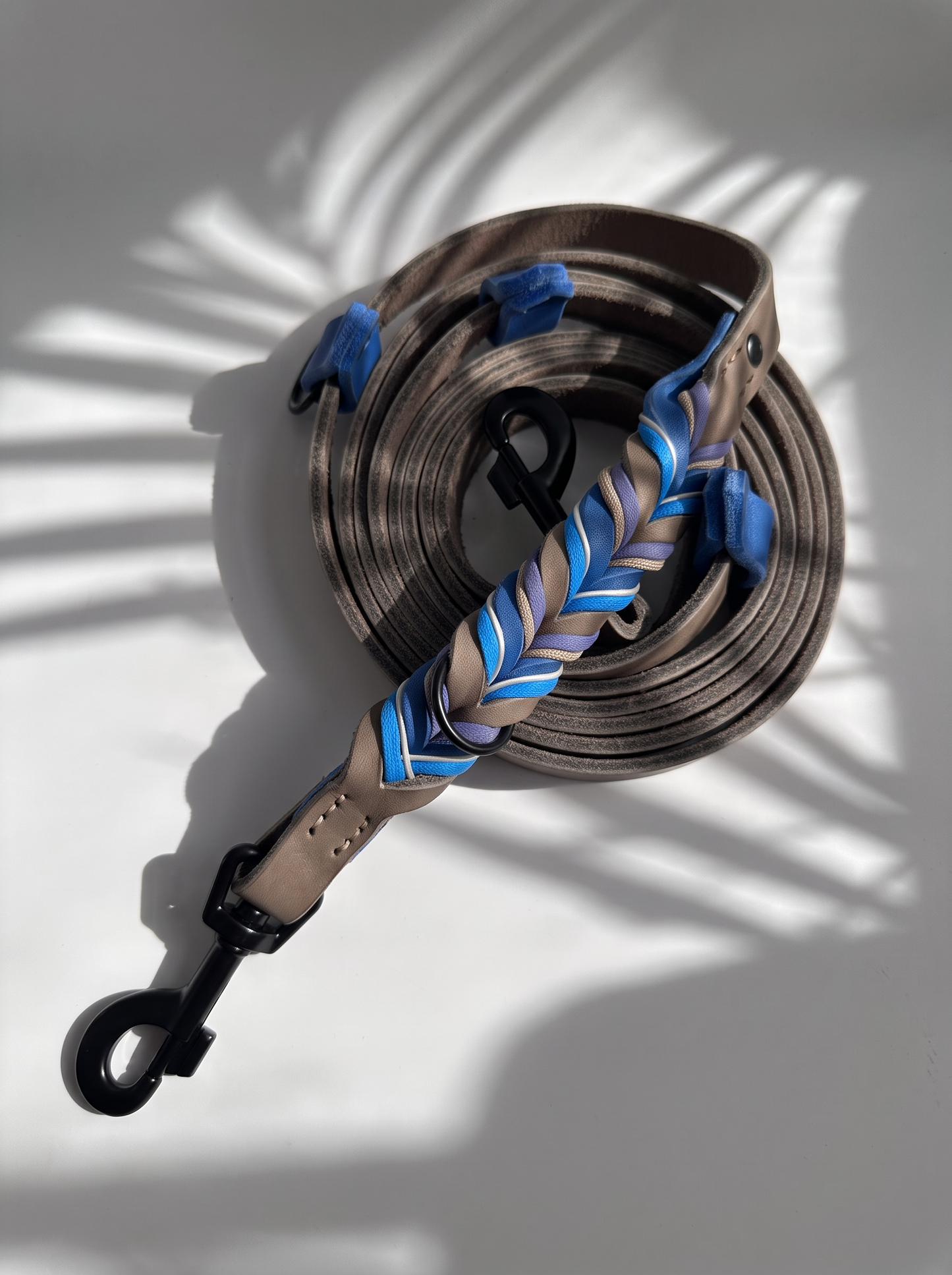 Lederleine geflochten in den Farben braun (Schlamm) und blau (Azurblau). Individuell anpassbar in Länge Breite und Farbe der Beschlägen. Draufsicht 