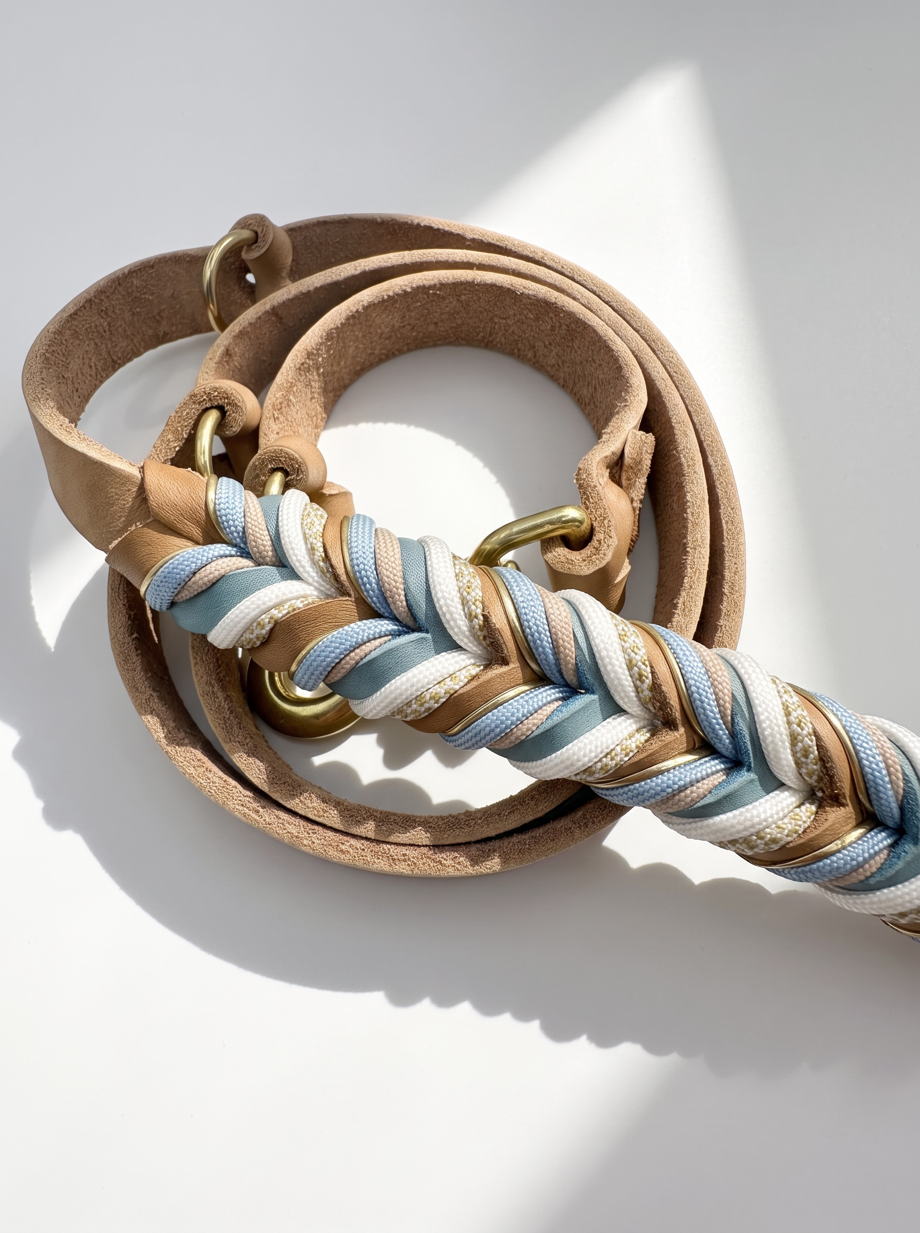 Hundeset aus Fettleder in Braun und Blau mit goldenen und weißen Details. Lederhalsband und Lederleine Geeigent für kleine, mittlere und große Hunde, da es individuell an deinen Hund angepasst wird. Verschiedene Breiten und Längen personalisierbar. Ansicht Details Flechtung Leine