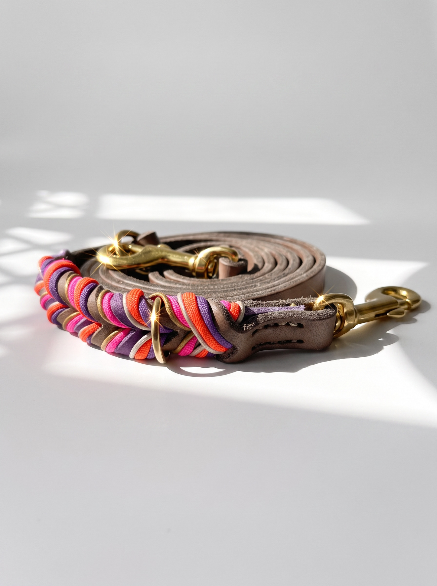 Hunde set aus Fettleder bestehend aus Halsband und Leine in den Farben: Braun und Orchidee mit lila, orangen, rosa und goldenen Details. Geeignet für kleine, mittlere und große Hunde da es individuell a das Gewicht und Größe angepasst wird. Ansicht Draufsicht Leine