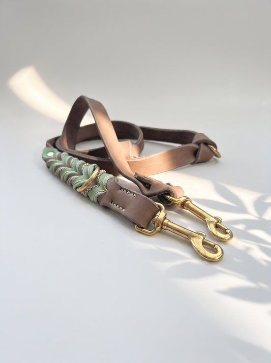 Lederleine geflochten in den Farben mint grün und Schlamm braun. Mit goldenen und beigen Details. Handgefertigt und individuell anpassbar. Ansicht der Leine. Details leine 