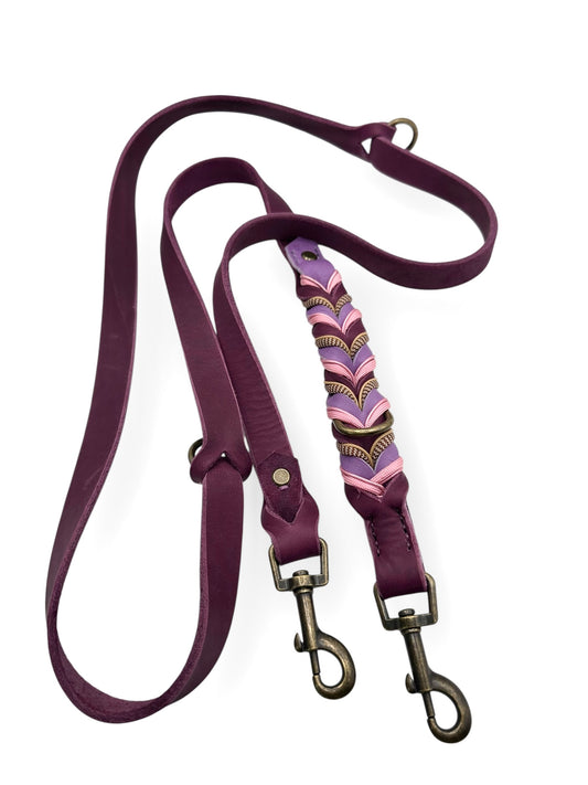 Geflochtene Lederleine in Traube und Orchidee mit lila und braunen Details - gesamtansicht