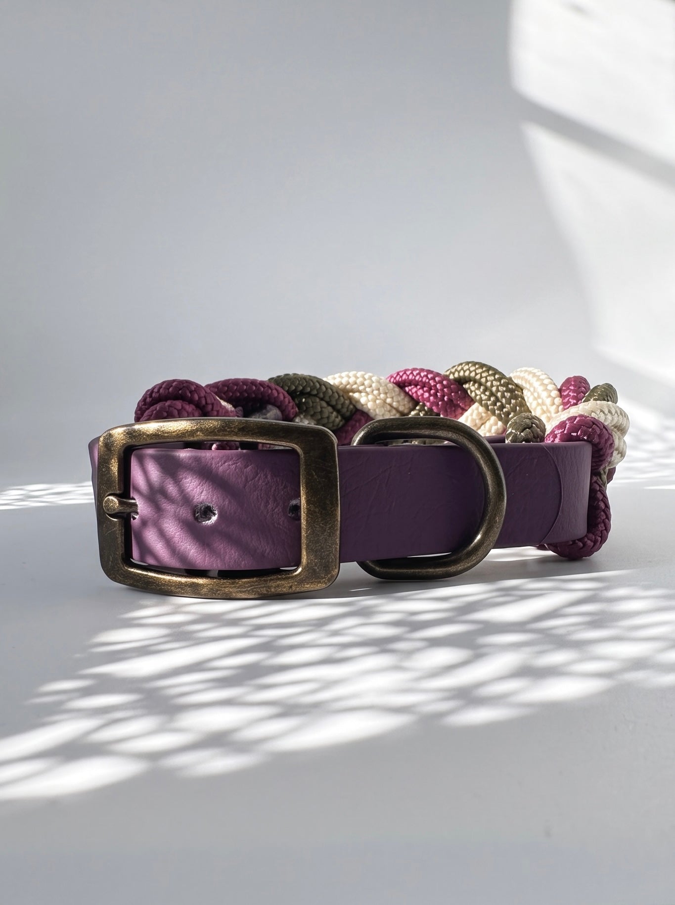 Hundehalsband geflochten aus Tau in den Farben Aubergine, Military grün und Shiny Gold. 
Handgefertigt und individuell anpassbar. Ansicht Biothane Verschluss mit Doppelstegschnalle 