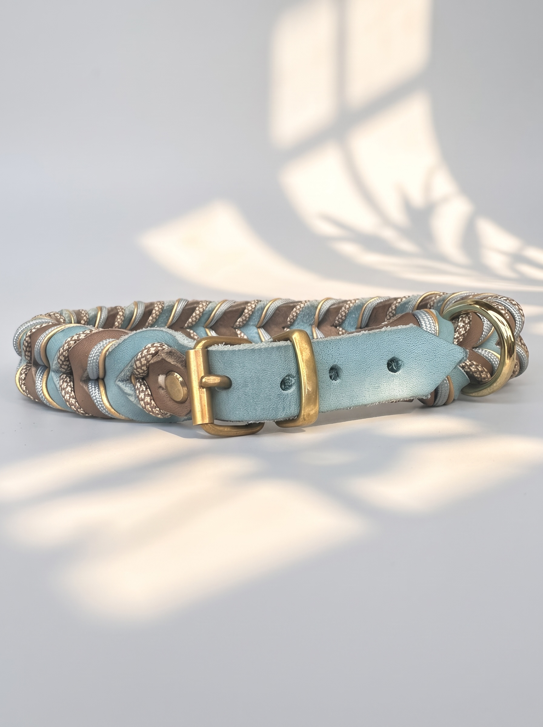 Lederhalsband geflochten in blau und braun mit beigen Details. Handgefertigt und individuell anpassbar. Ansicht Vorne Rollschnalle Messing 