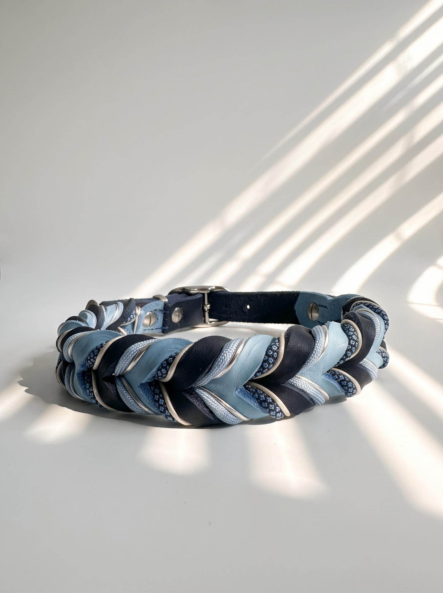 Lederhalsband geflochten in dunkelblau und hellblau. Mit silbernen Details versehen. Anpassbar und personalisierbar für jeden Hund. Verstellbares Lederhalsband. Ansicht Draufsicht 