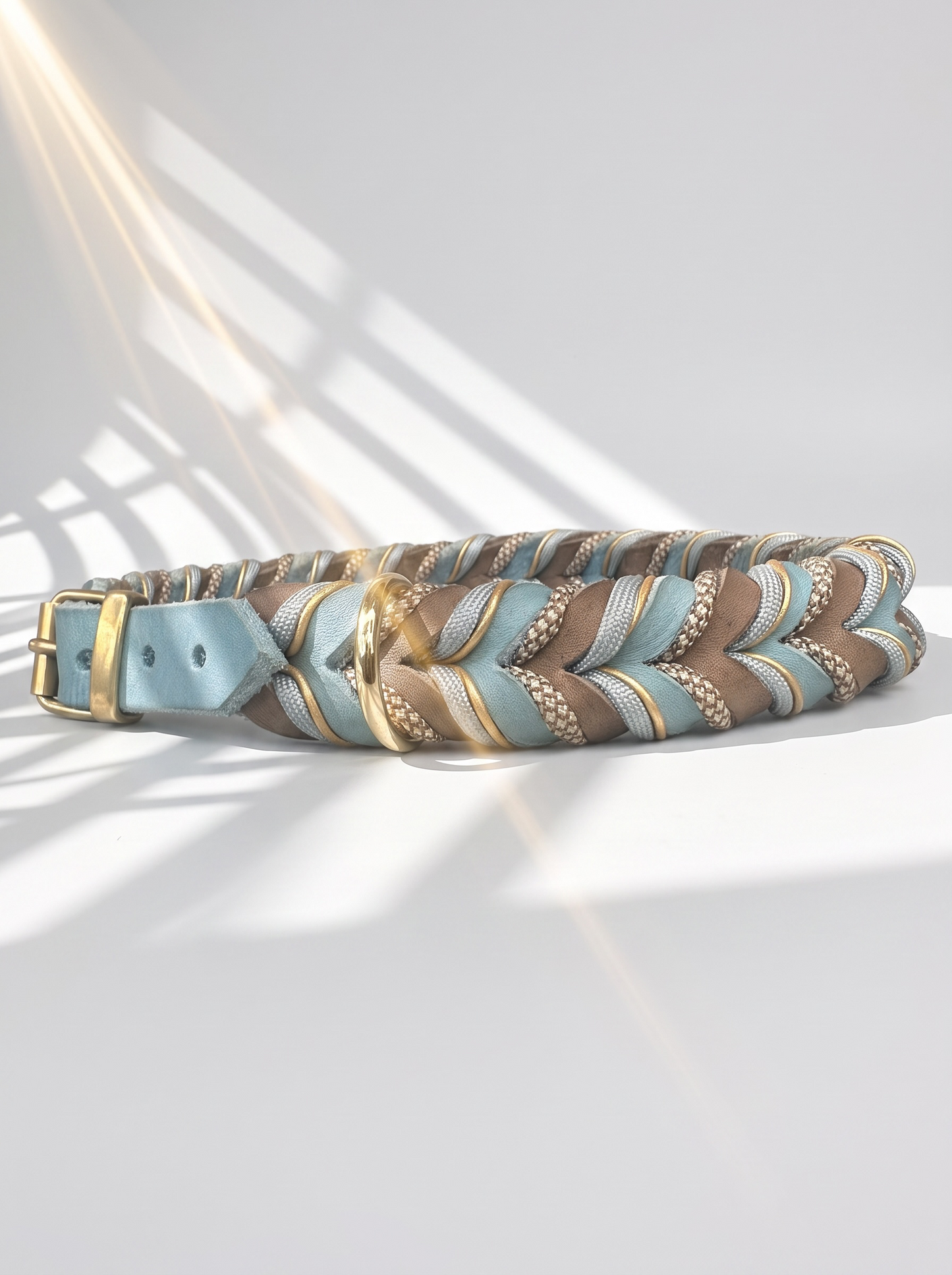 Lederhalsband geflochten in blau und braun mit beigen Details. Handgefertigt und individuell anpassbar. Ansicht Seite