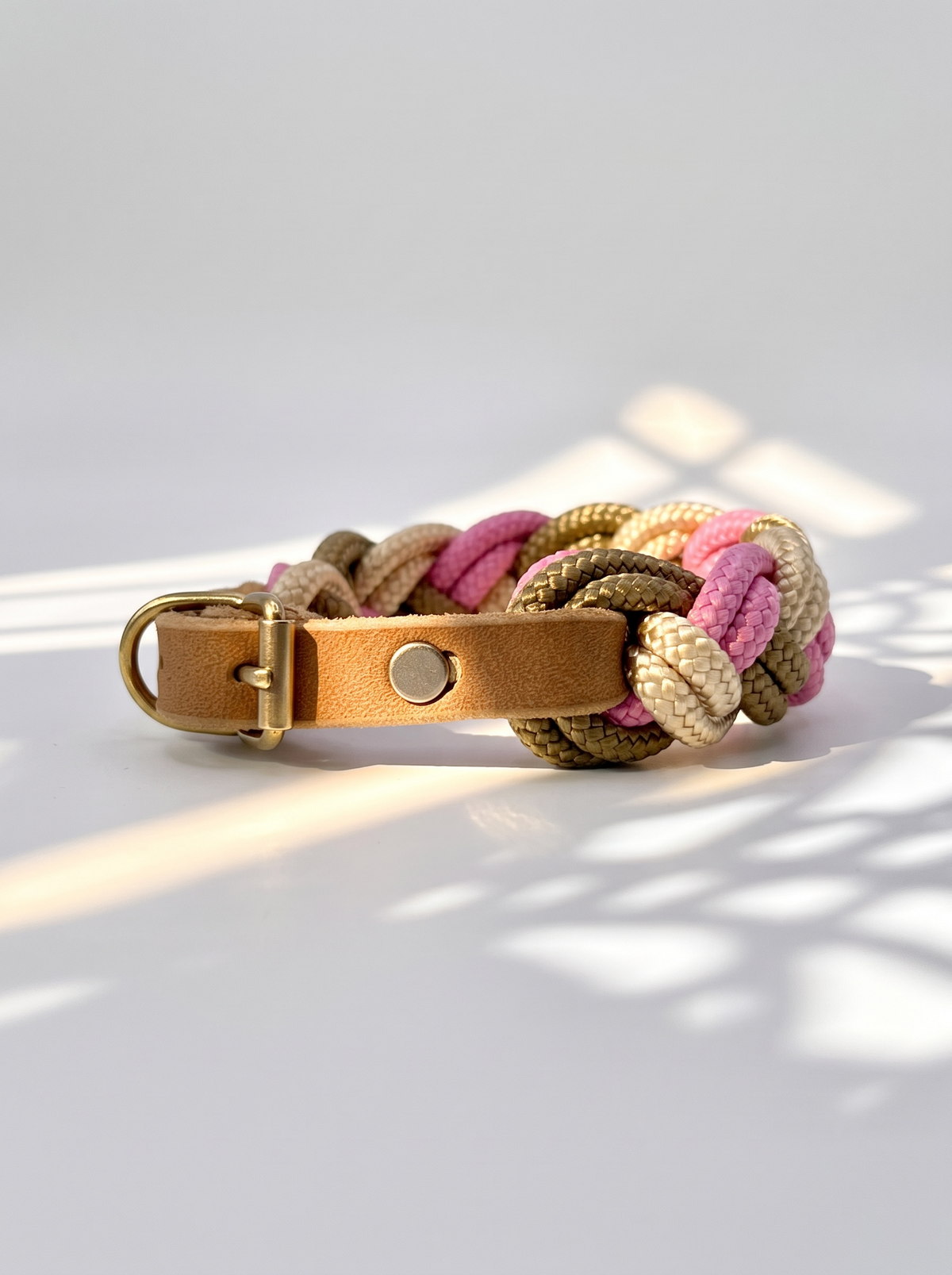 Hundehalsband geflochten aus Tau in rosa beige und braun. Handgefertigt und individuell anpassbar. Ansicht von der Seite 