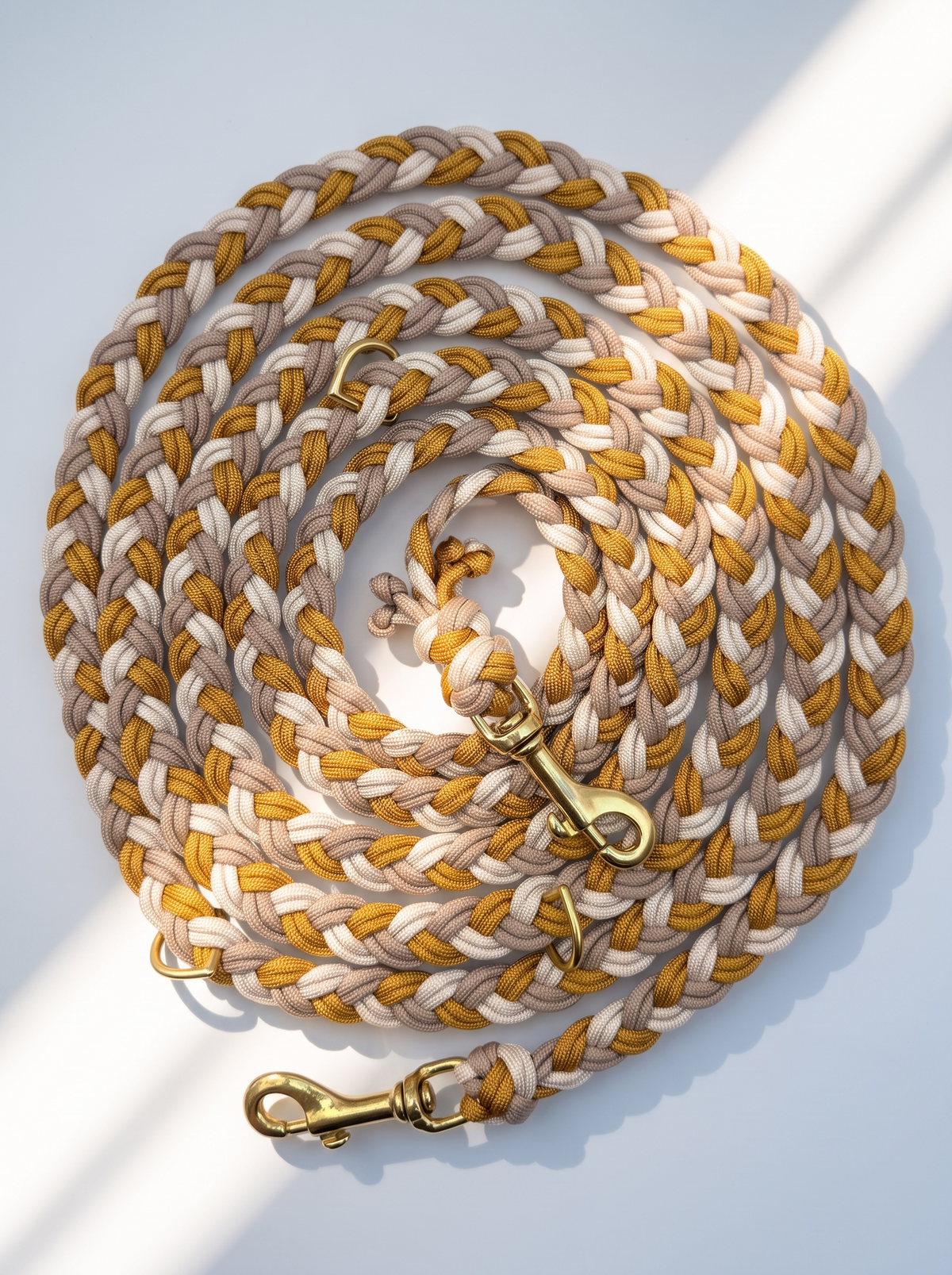 Hundeleine geflochten aus Paracord Typ 3 in den Farben Cream, Tan und Gold Rush. Mit goldenen Details. Draufsicht