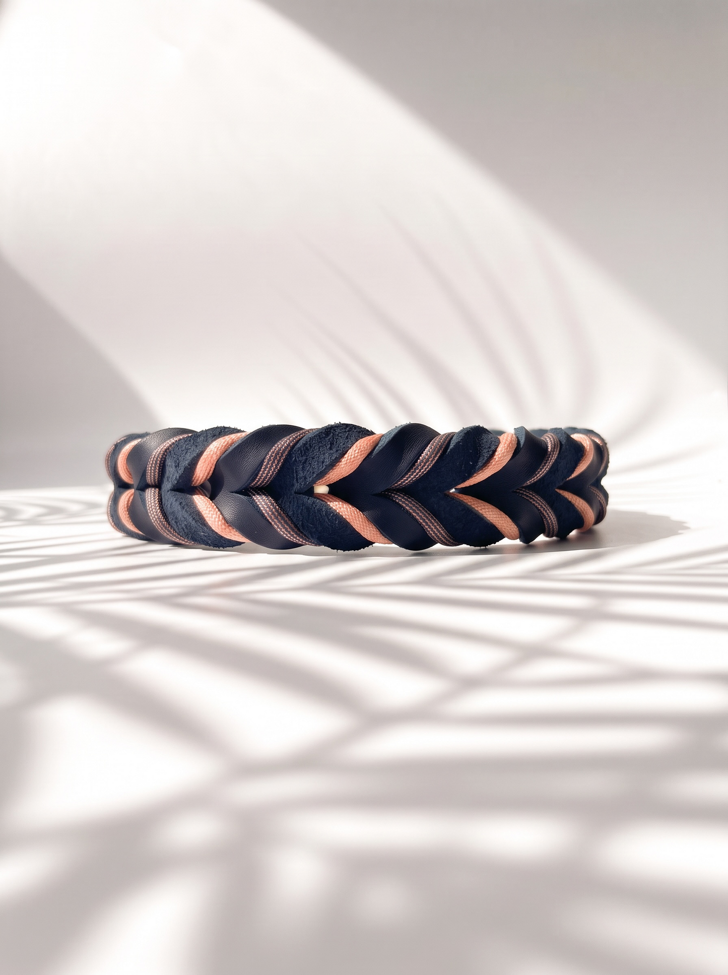 Lederhalsband geflochten aus Fettleder in der Farbe Dunkelblau mit rosé farbenen Details und goldenen Beschlägen. Individuell anpassbar in breite. Ansicht Hinten 