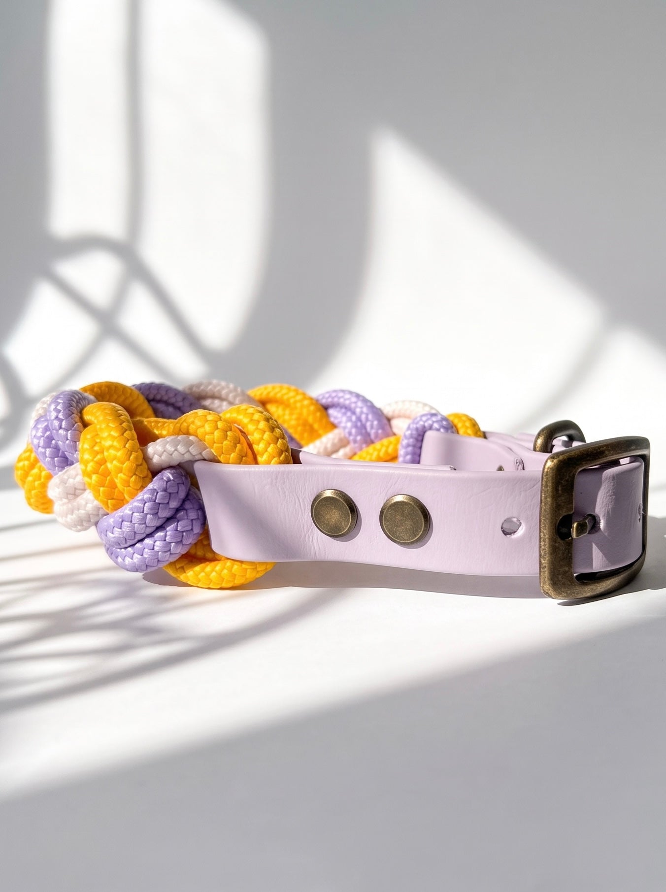 Hundehalsband geflochten aus Tau in den Farben Pastell lila, Cream und gelb. Mit BioThane Verschluss zum erstellen. Handgefertigt und individuell anpassbar. Ansicht Seite 