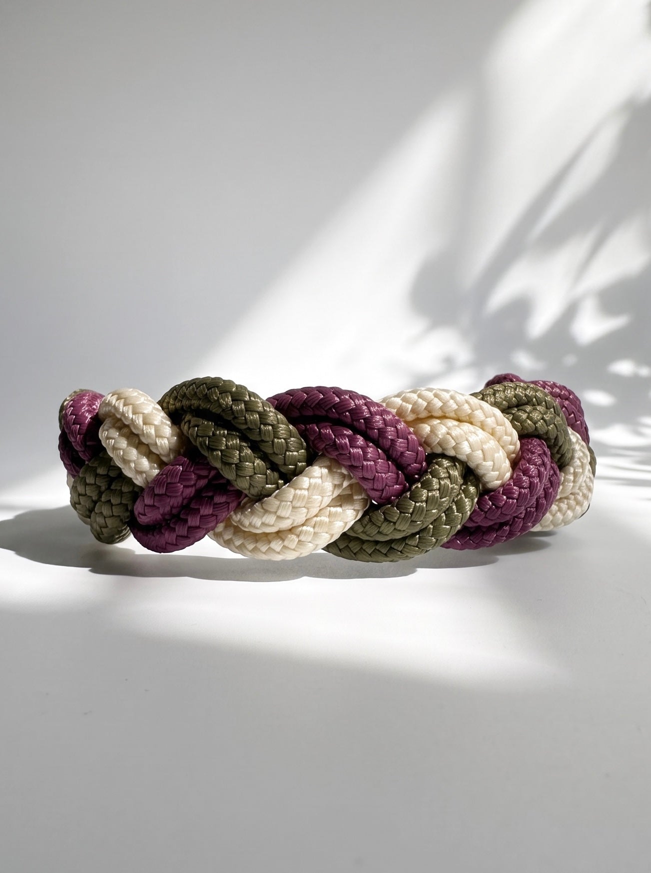 Hundehalsband geflochten aus Tau in den Farben Aubergine, Military grün und Shiny Gold. 
Handgefertigt und individuell anpassbar. Ansicht Halsband Rückansicht 