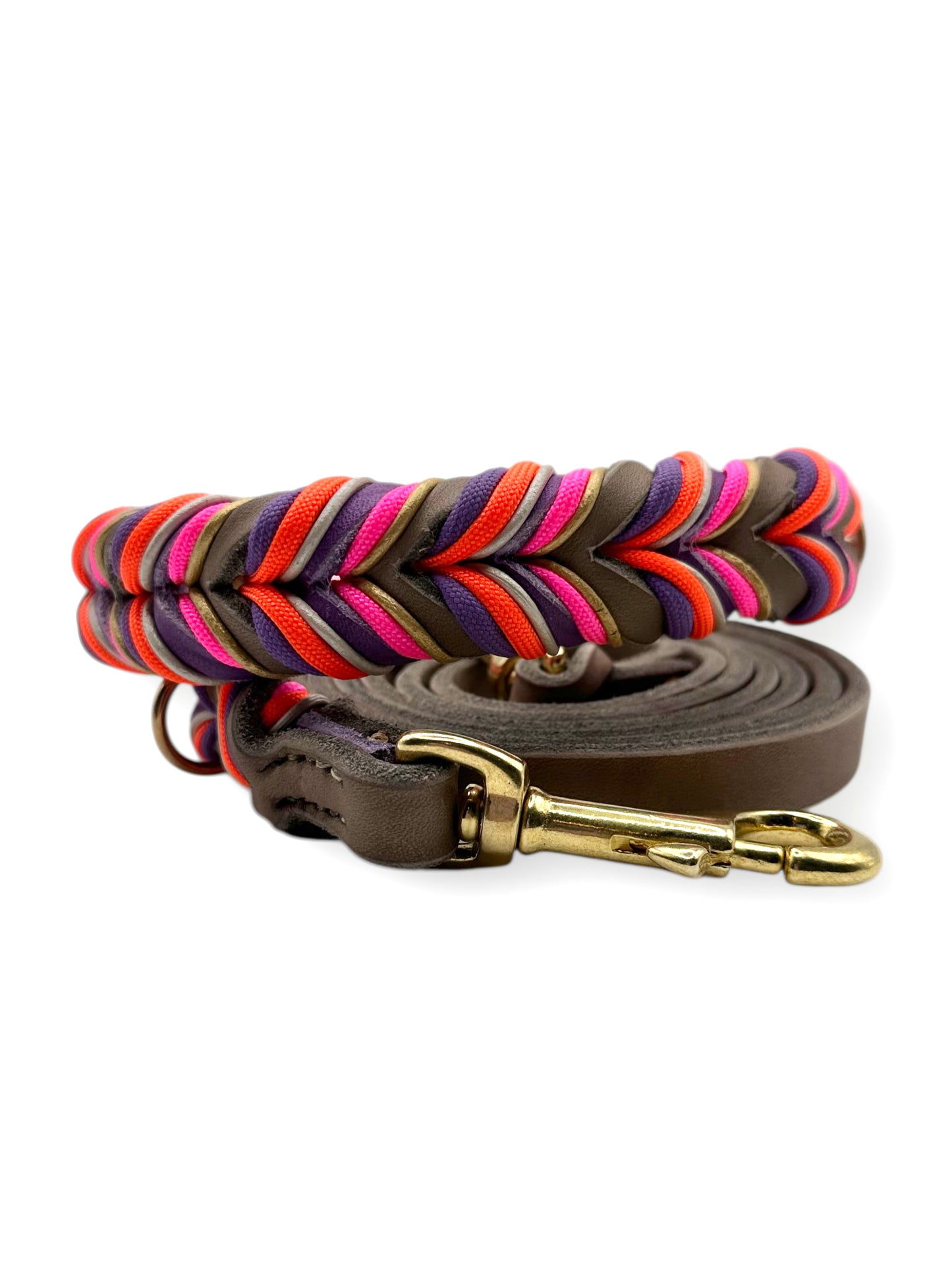 Hunde set aus Fettleder bestehend aus Halsband und Leine in den Farben: Braun und Orchidee mit lila, orangen, rosa und goldenen Details. Geeignet für kleine, mittlere und große Hunde da es individuell an das Gewicht und Größe angepasst wir