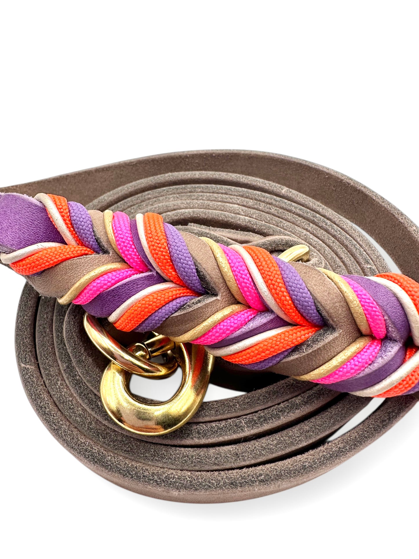 Hunde set aus Fettleder bestehend aus Halsband und Leine in den Farben: Braun und Orchidee mit lila, orangen, rosa und goldenen Details. Geeignet für kleine, mittlere und große Hunde da es individuell an das Gewicht und Größe angepasst wir