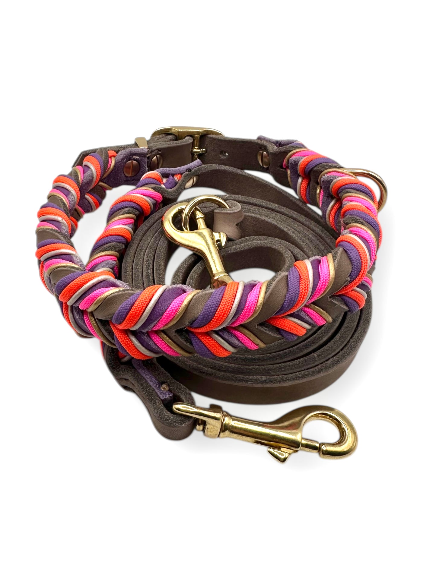 Hunde set aus Fettleder bestehend aus Halsband und Leine in den Farben: Braun und Orchidee mit lila, orangen, rosa und goldenen Details. Geeignet für kleine, mittlere und große Hunde da es individuell an das Gewicht und Größe angepasst wir