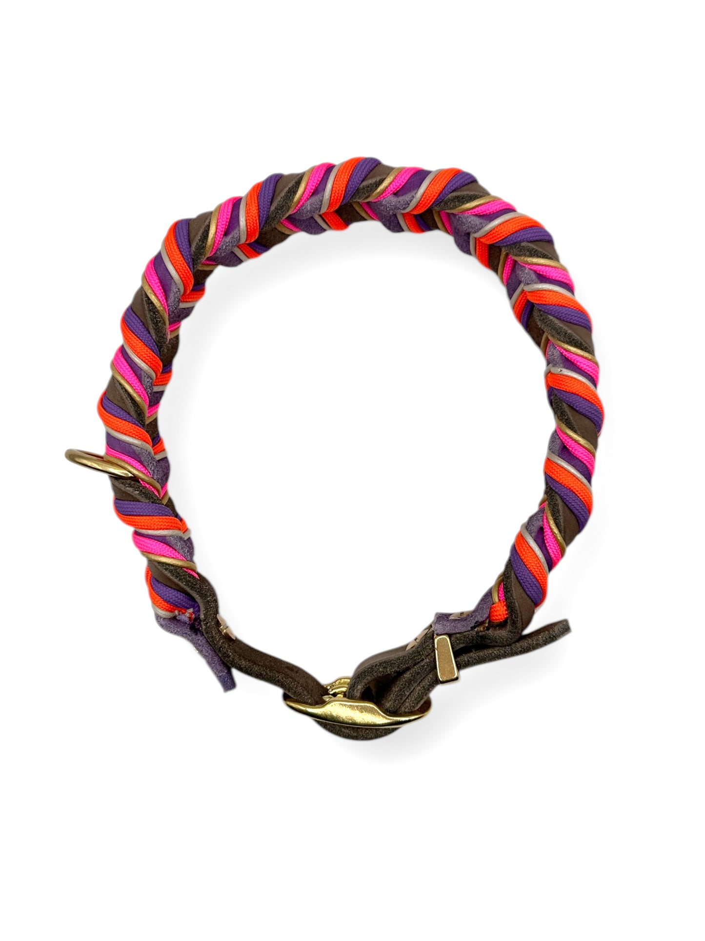 Hunde set aus Fettleder bestehend aus Halsband und Leine in den Farben: Braun und Orchidee mit lila, orangen, rosa und goldenen Details. Geeignet für kleine, mittlere und große Hunde da es individuell an das Gewicht und Größe angepasst wird.