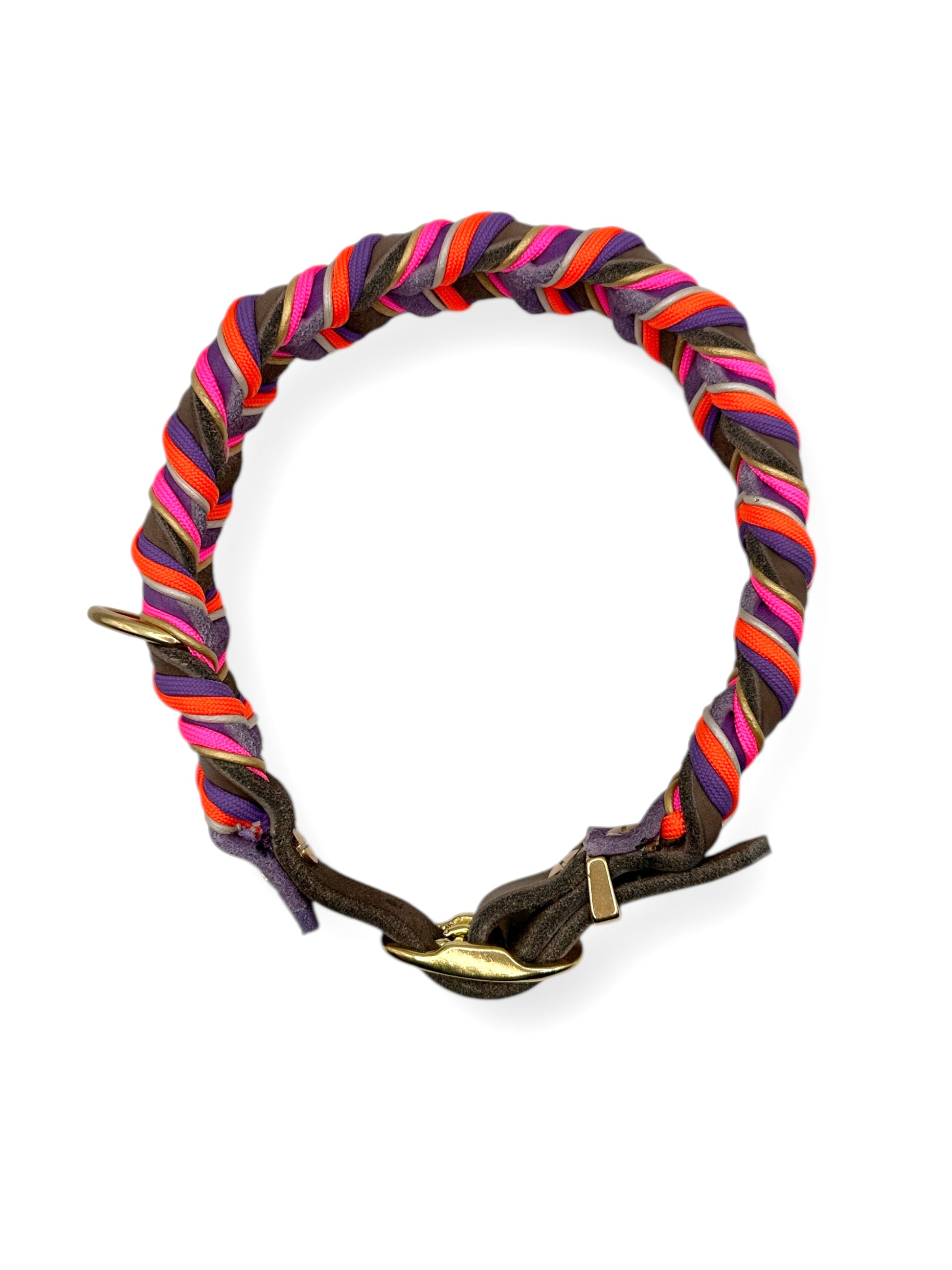 Hunde set aus Fettleder bestehend aus Halsband und Leine in den Farben: Braun und Orchidee mit lila, orangen, rosa und goldenen Details. Geeignet für kleine, mittlere und große Hunde da es individuell an das Gewicht und Größe angepasst wird.