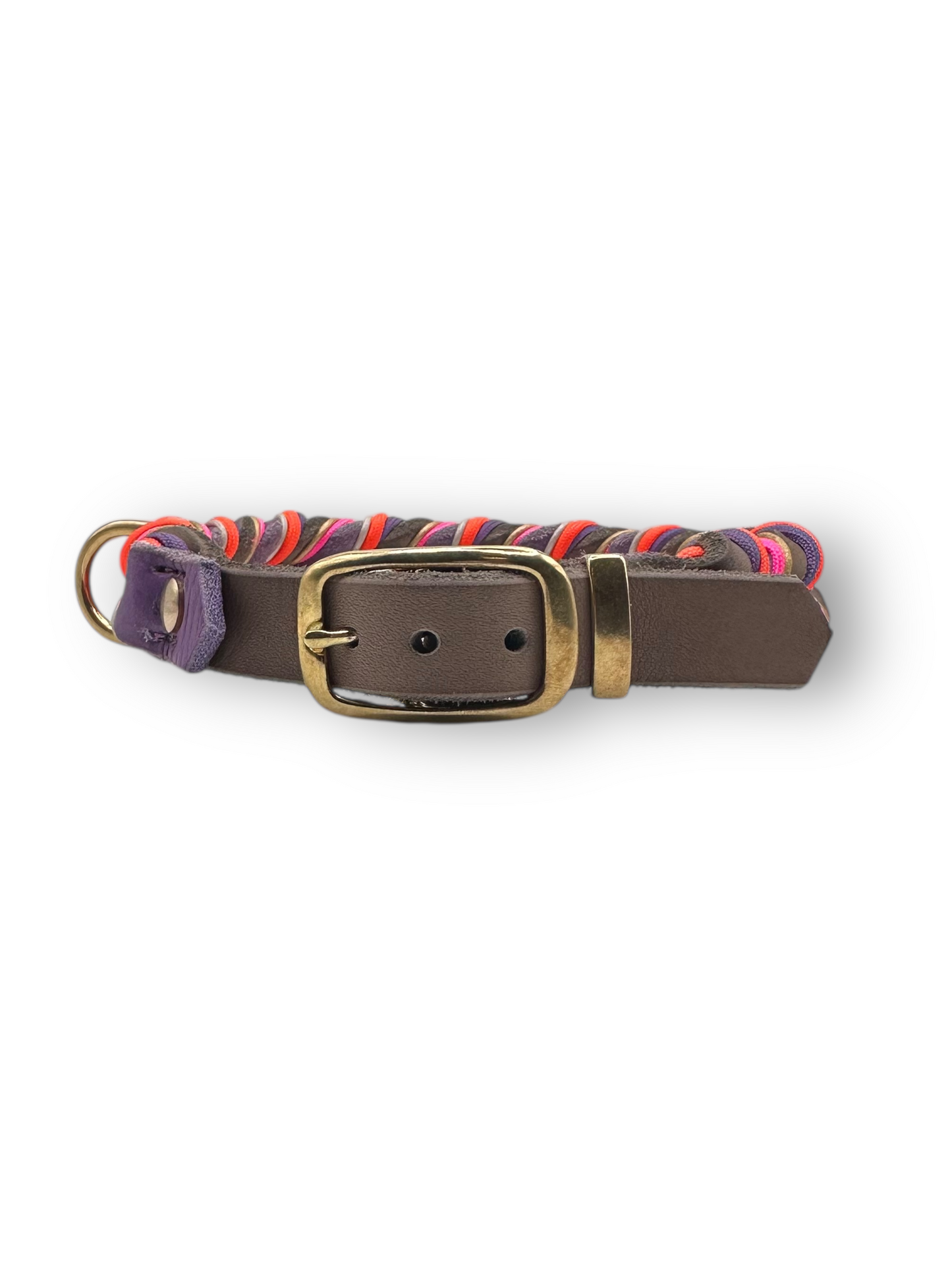 Hunde set aus Fettleder bestehend aus Halsband und Leine in den Farben: Braun und Orchidee mit lila, orangen, rosa und goldenen Details. Geeignet für kleine, mittlere und große Hunde da es individuell an das Gewicht und Größe angepasst wird.