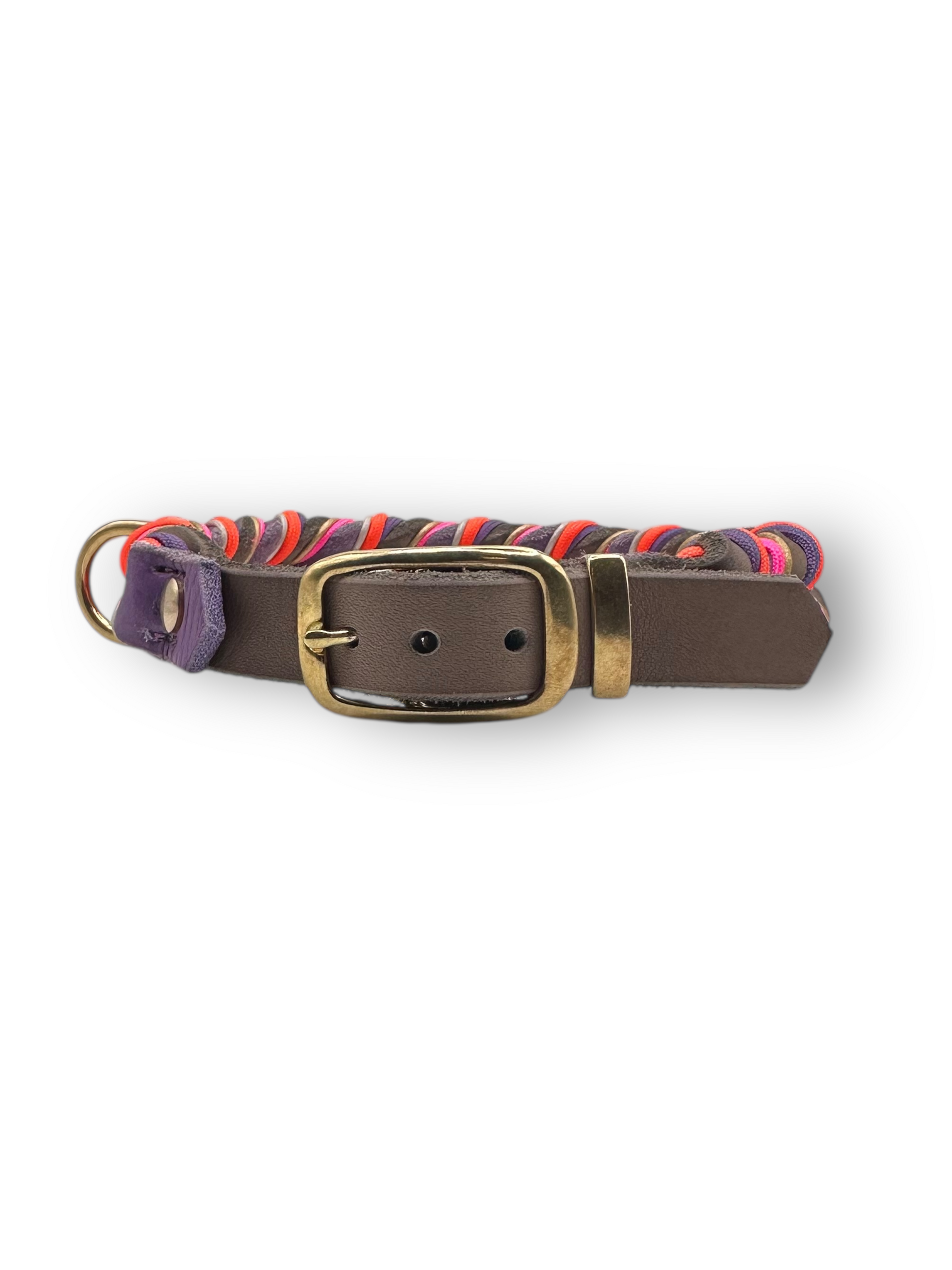 Hunde set aus Fettleder bestehend aus Halsband und Leine in den Farben: Braun und Orchidee mit lila, orangen, rosa und goldenen Details. Geeignet für kleine, mittlere und große Hunde da es individuell an das Gewicht und Größe angepasst wird.