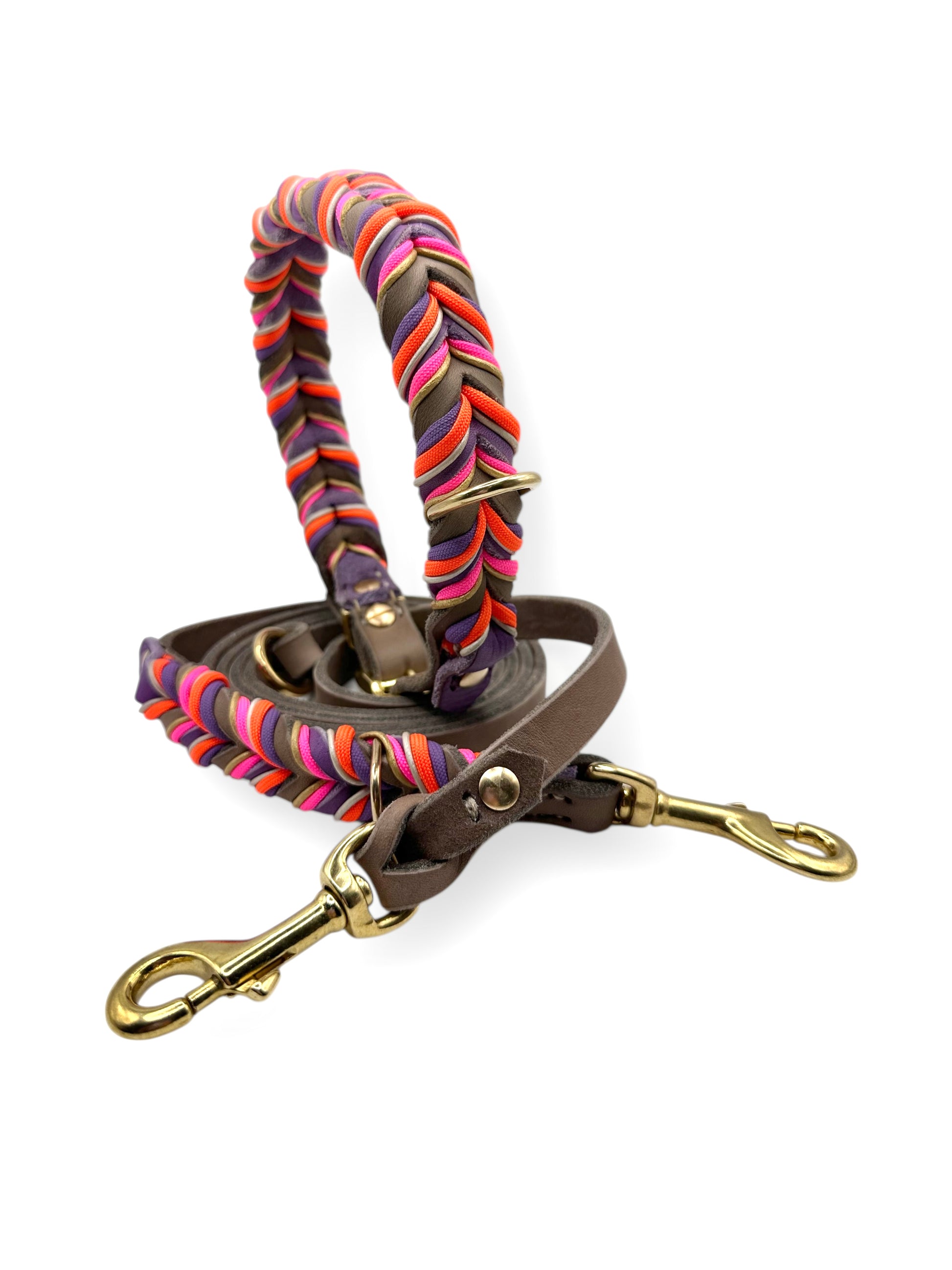 Hunde set aus Fettleder bestehend aus Halsband und Leine in den Farben: Braun und Orchidee mit lila, orangen, rosa und goldenen Details. Geeignet für kleine, mittlere und große Hunde da es individuell an das Gewicht und Größe angepasst wir