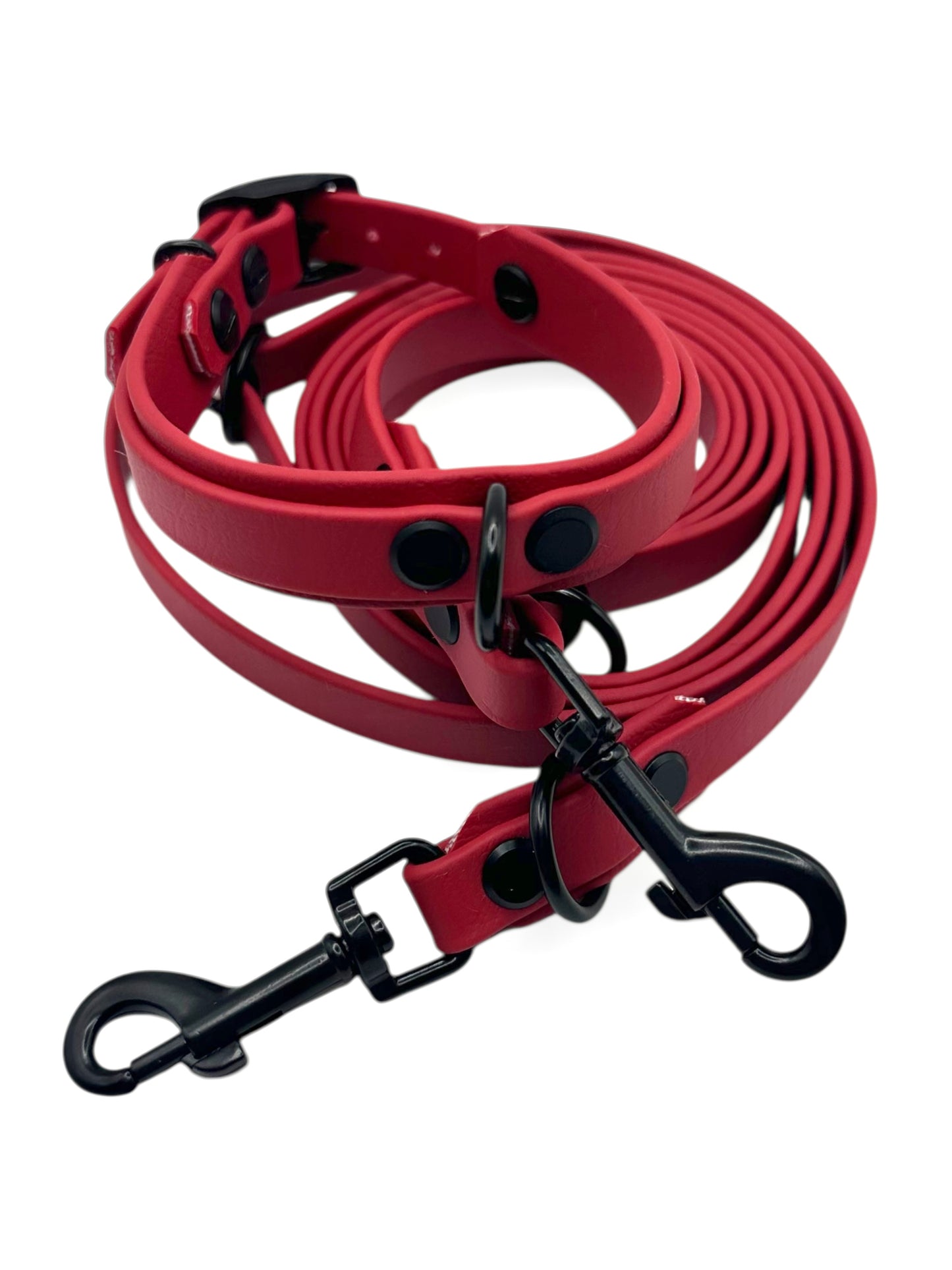 Hunde set bestehend aus Halsband und Leine aus BioThane in rot mit schwarzen Details. Geeignet für kleine, mittlere und große Hunde, da es a das Gewicht deines Hundes angepasst wird. BioThane ist für jedes Wetter geeignet.