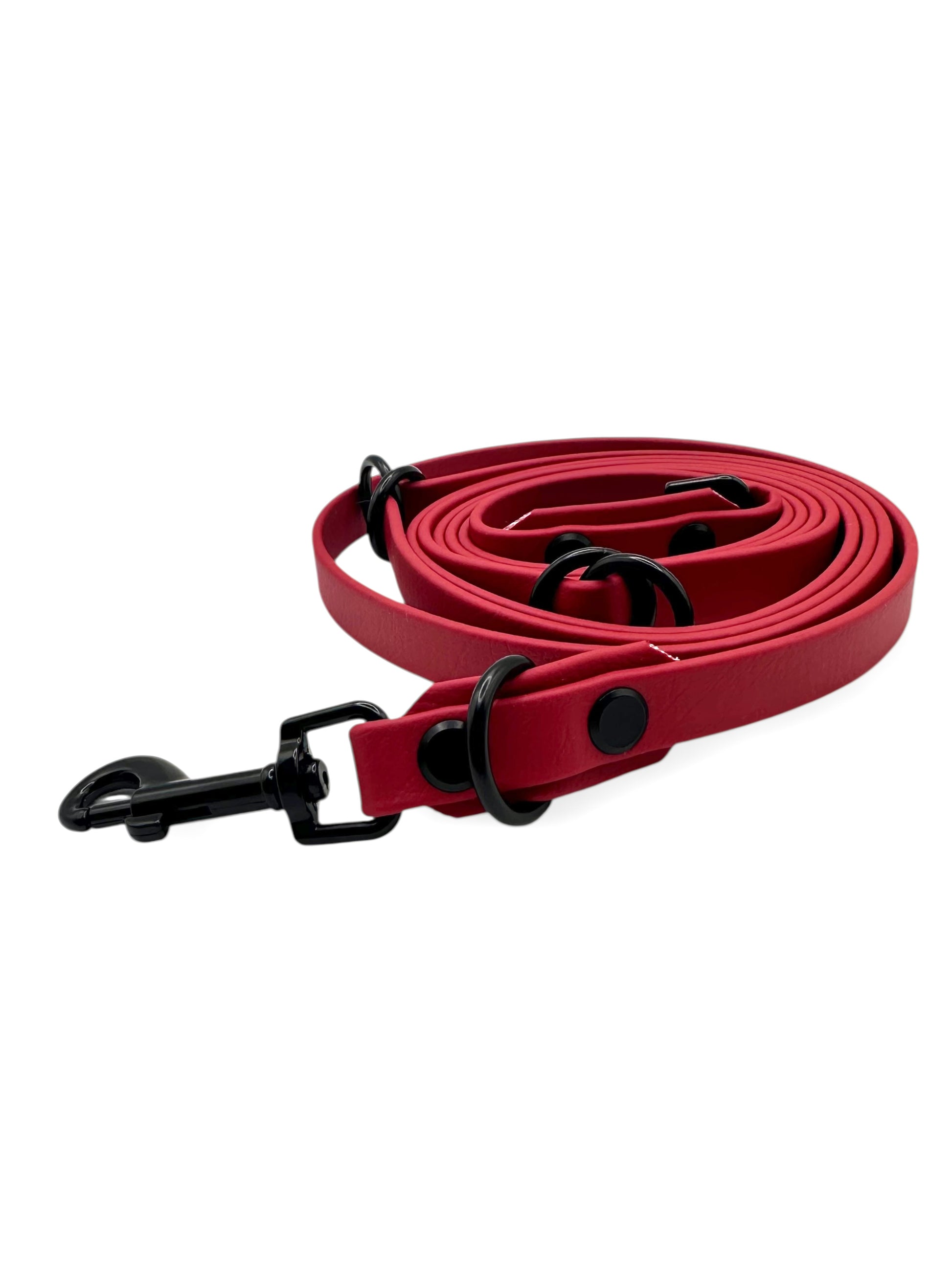 Hunde set bestehend aus Halsband und Leine aus BioThane in rot mit schwarzen Details. Geeignet für kleine, mittlere und große Hunde, da es a das Gewicht deines Hundes angepasst wird. BioThane ist für jedes Wetter geeignet.