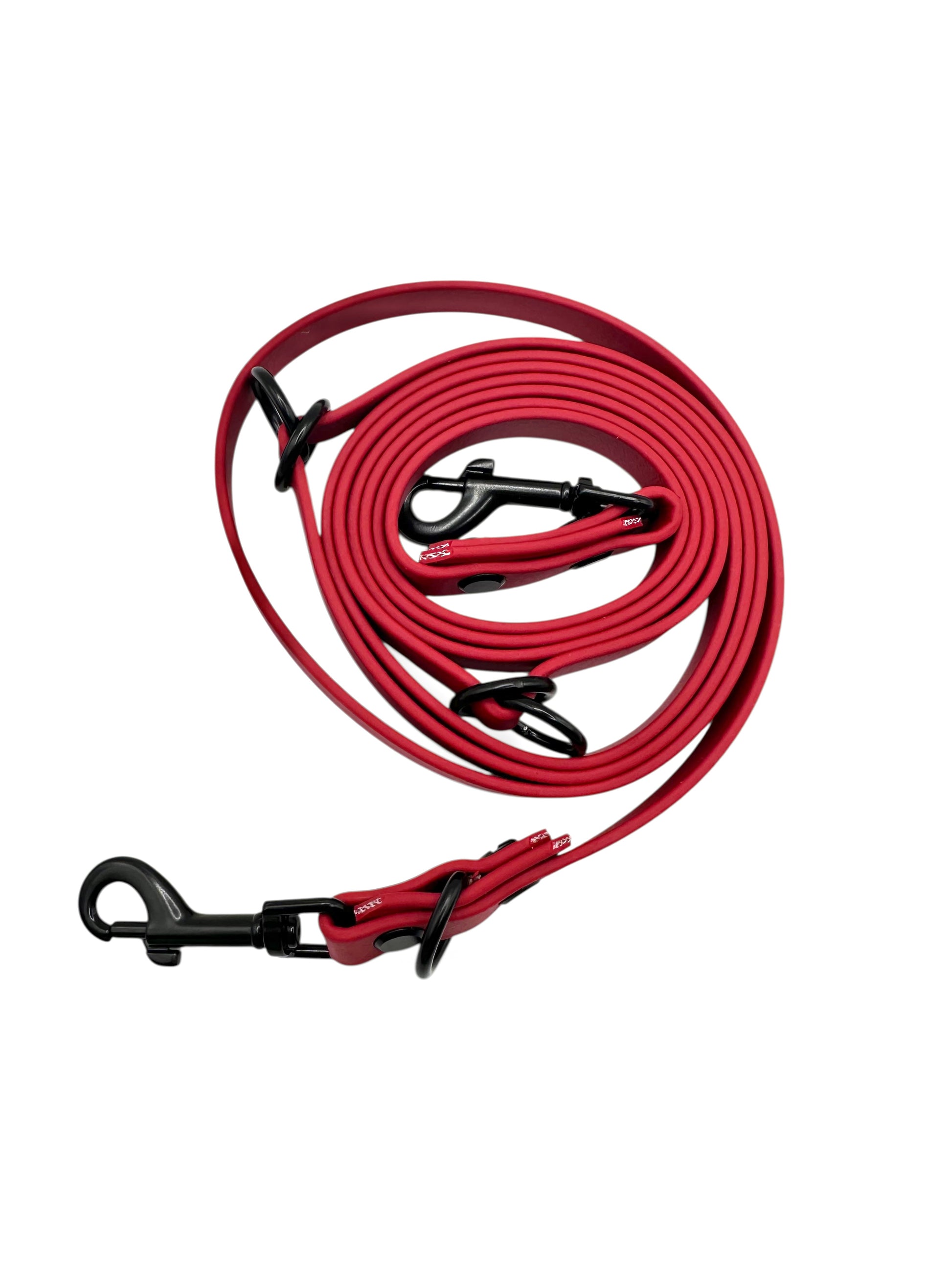 Hunde set bestehend aus Halsband und Leine aus BioThane in rot mit schwarzen Details. Geeignet für kleine, mittlere und große Hunde, da es a das Gewicht deines Hundes angepasst wird. BioThane ist für jedes Wetter geeignet.