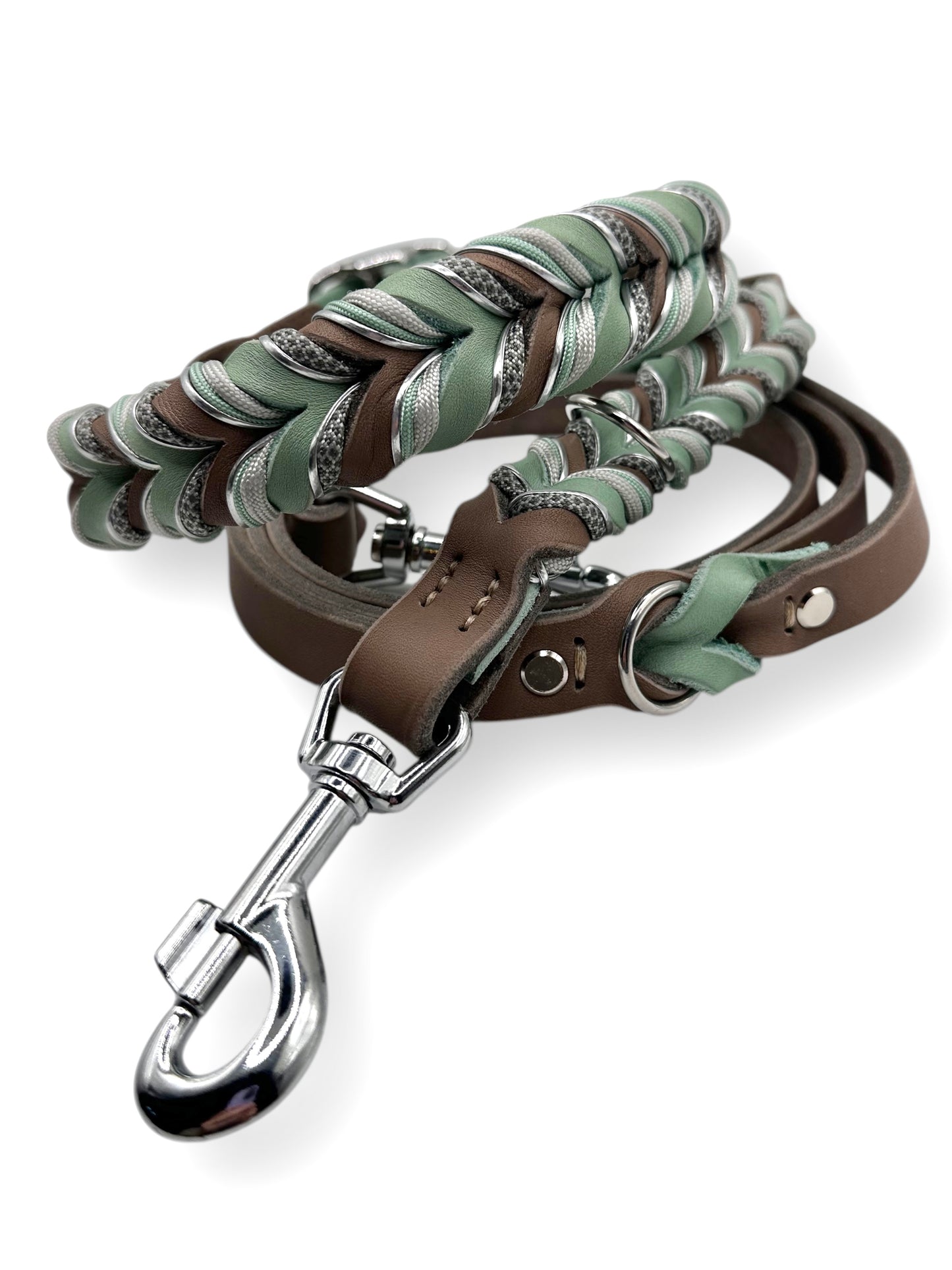 Hunde set aus Fettleder bestehend aus Halsband und Leine in den Farben Schlamm und mint. Geeignet für kleine, mittlere und große Hunde, da es a das Gewicht und Größe angepasst wird. Details in grau, Silber und grün.